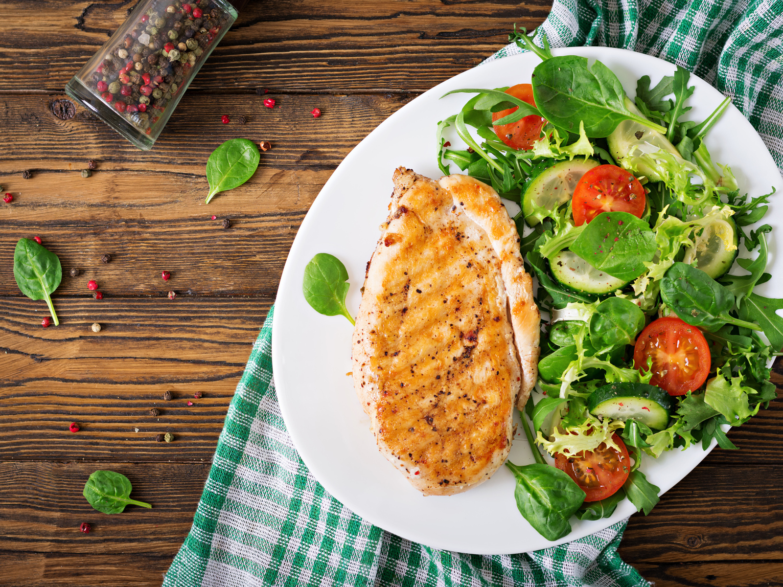 Жареная куриная грудка на тарелке с салатом