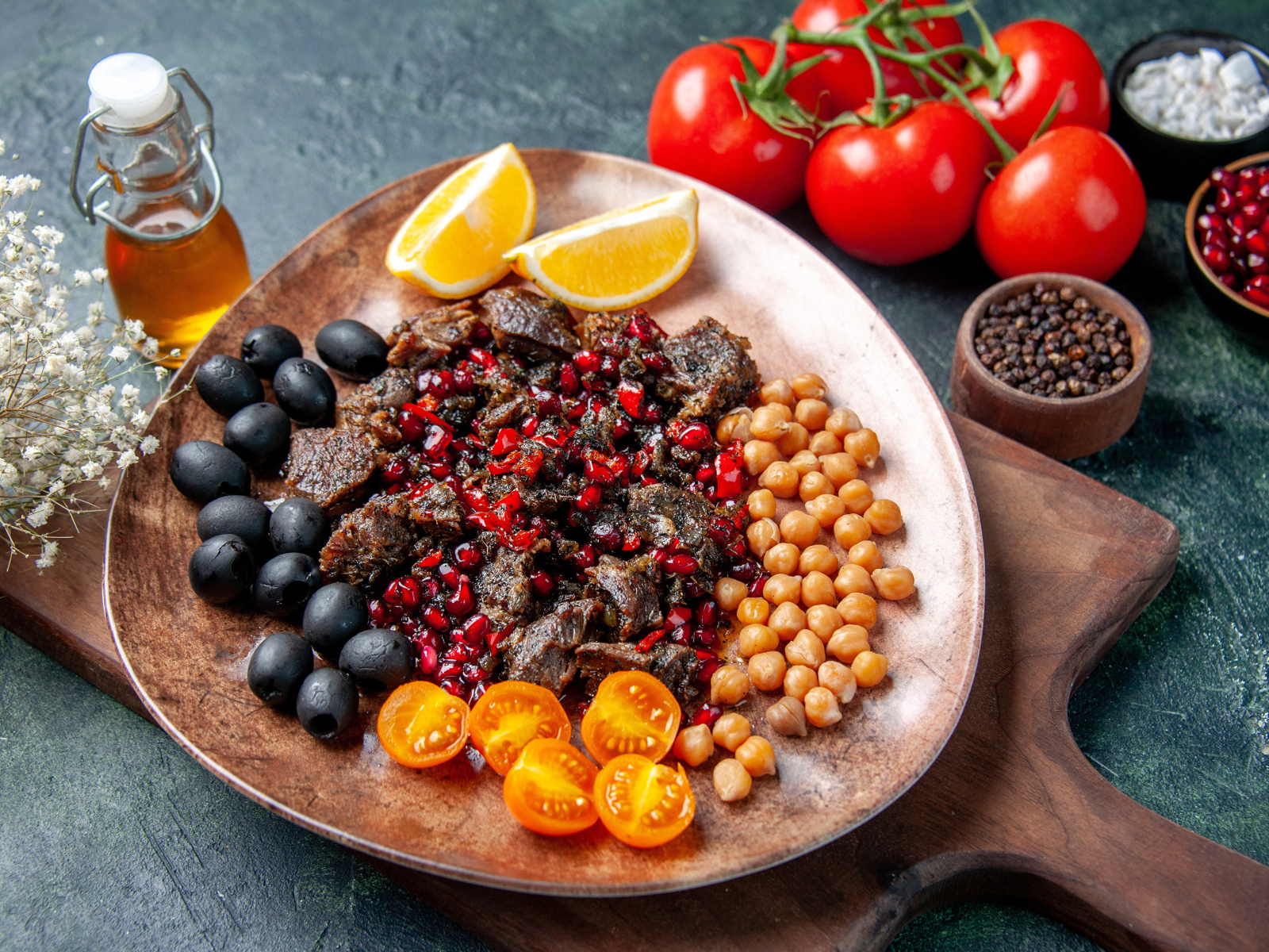 Мясо с овощами на тарелке