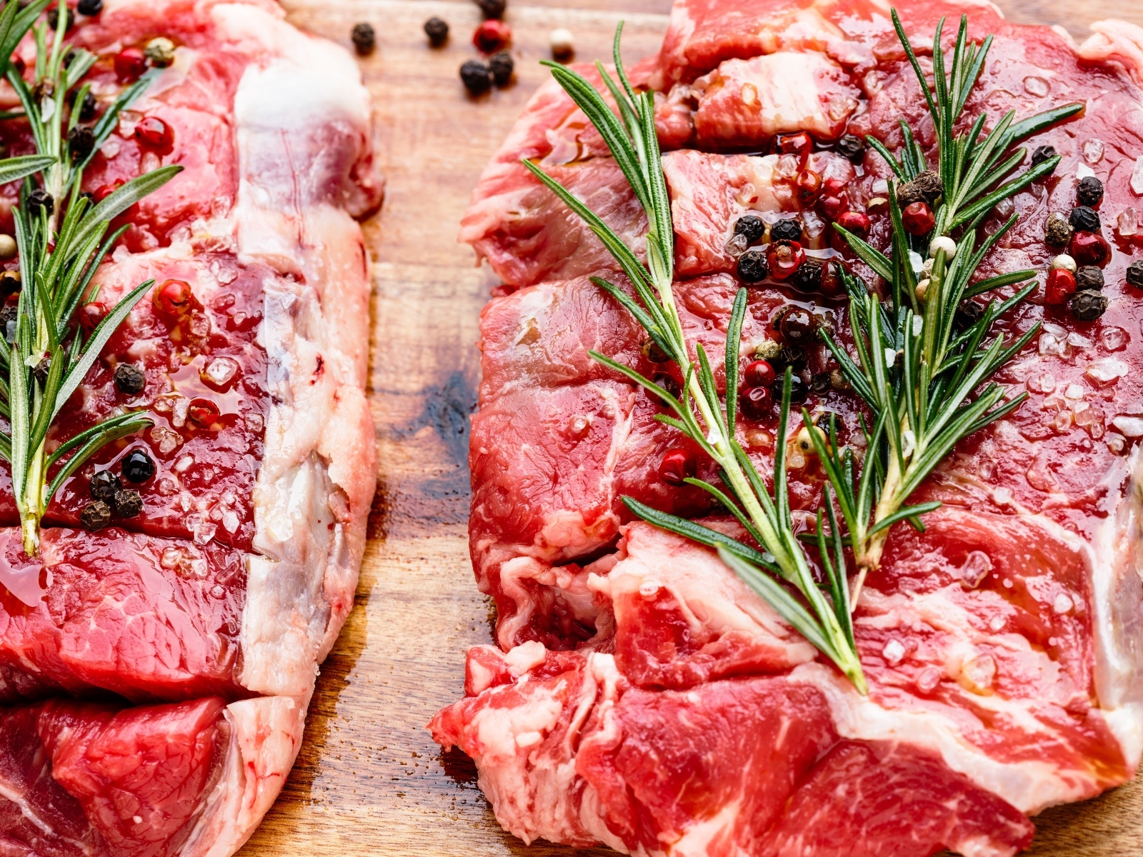 Кусок свежего мяса с перцем и розмарином