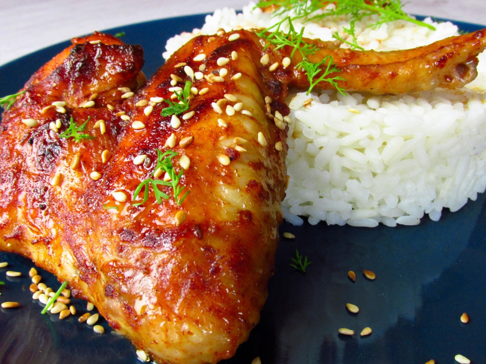 Рис на тарелке с жареным куриным крылом