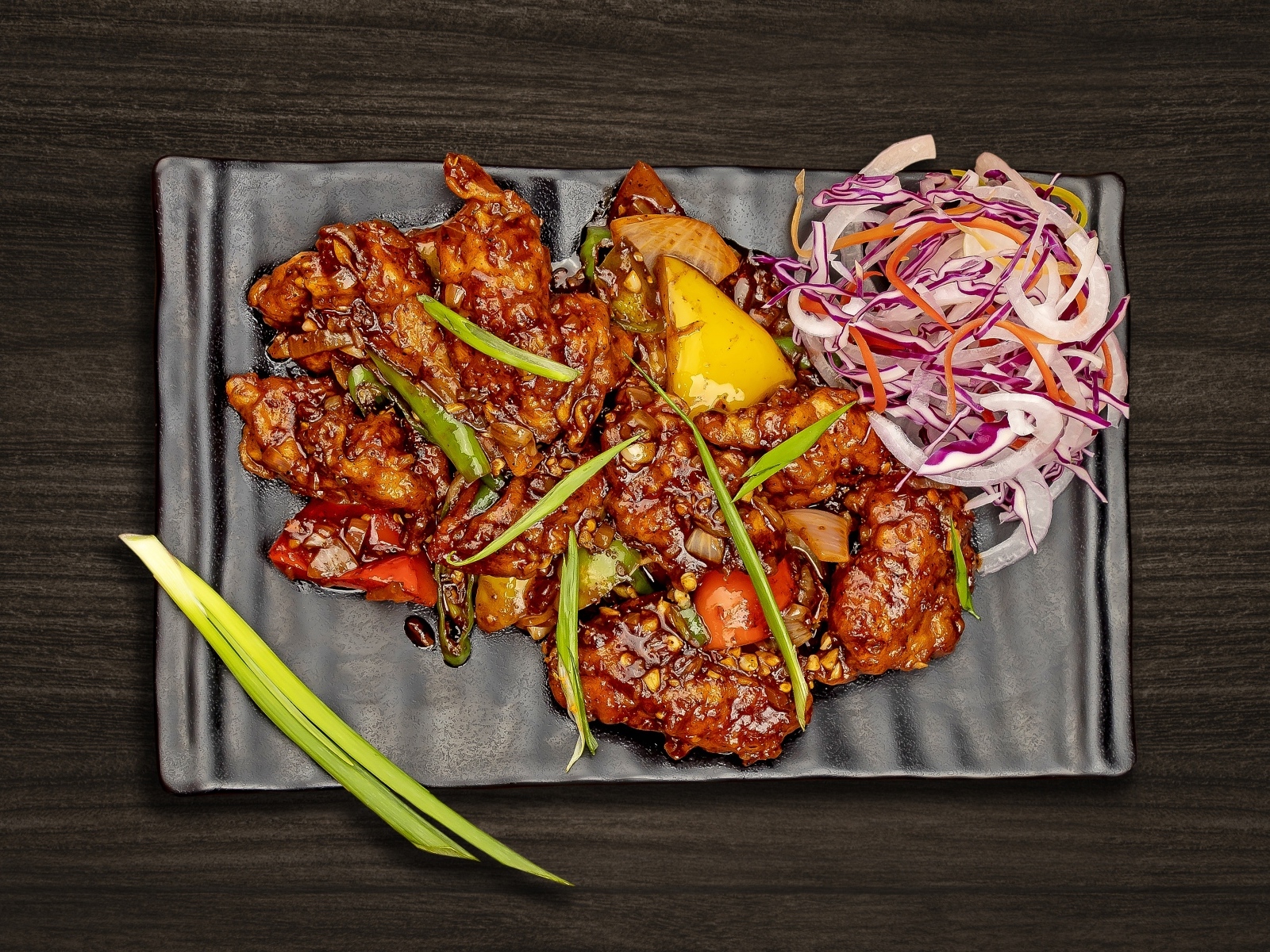 Острые куриные крылышки с салатом на тарелке