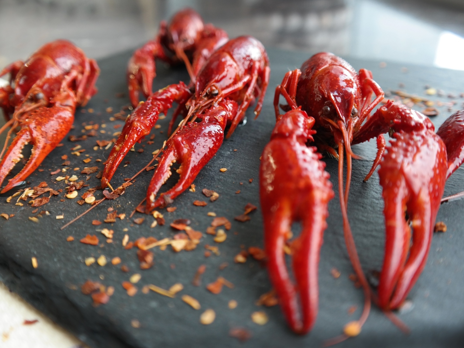 Вареные красные раки на столе