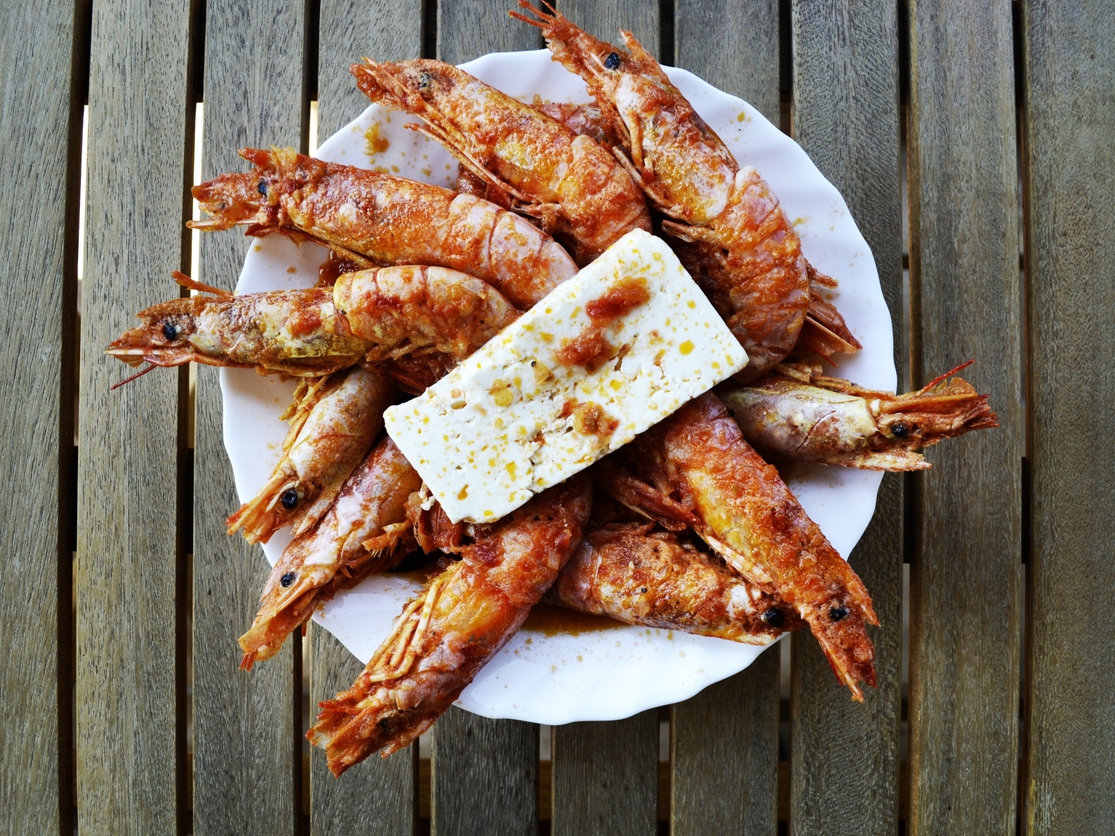 Жареные креветки на тарелке с сыром