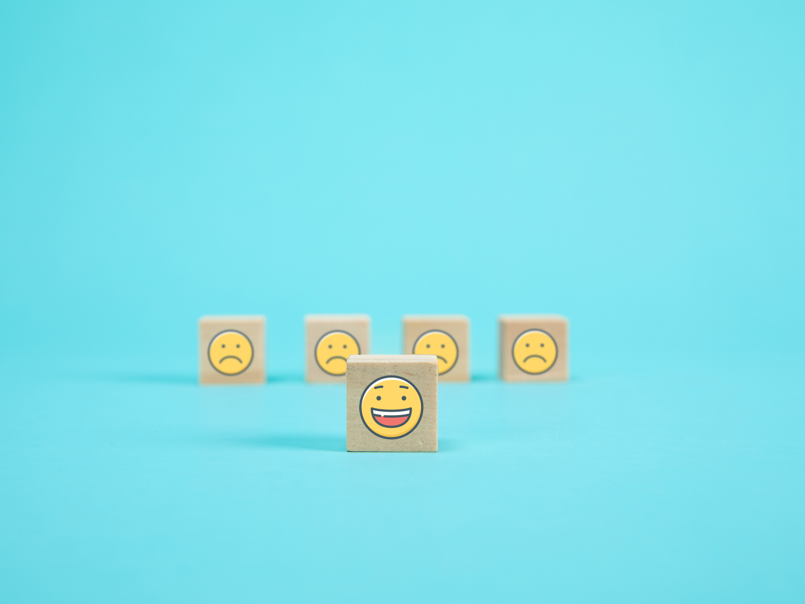 Деревянные кубики со смайлами на голубом фоне