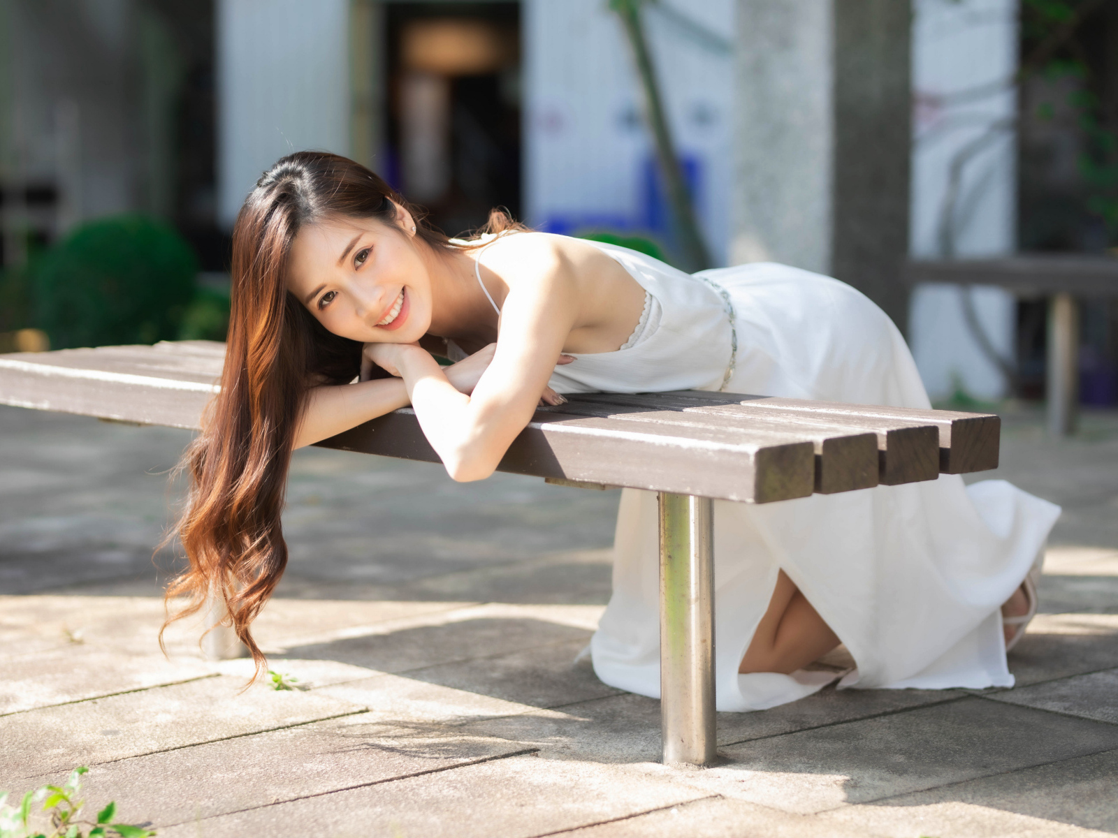 Девушка азиатка в белом платье с милой улыбкой