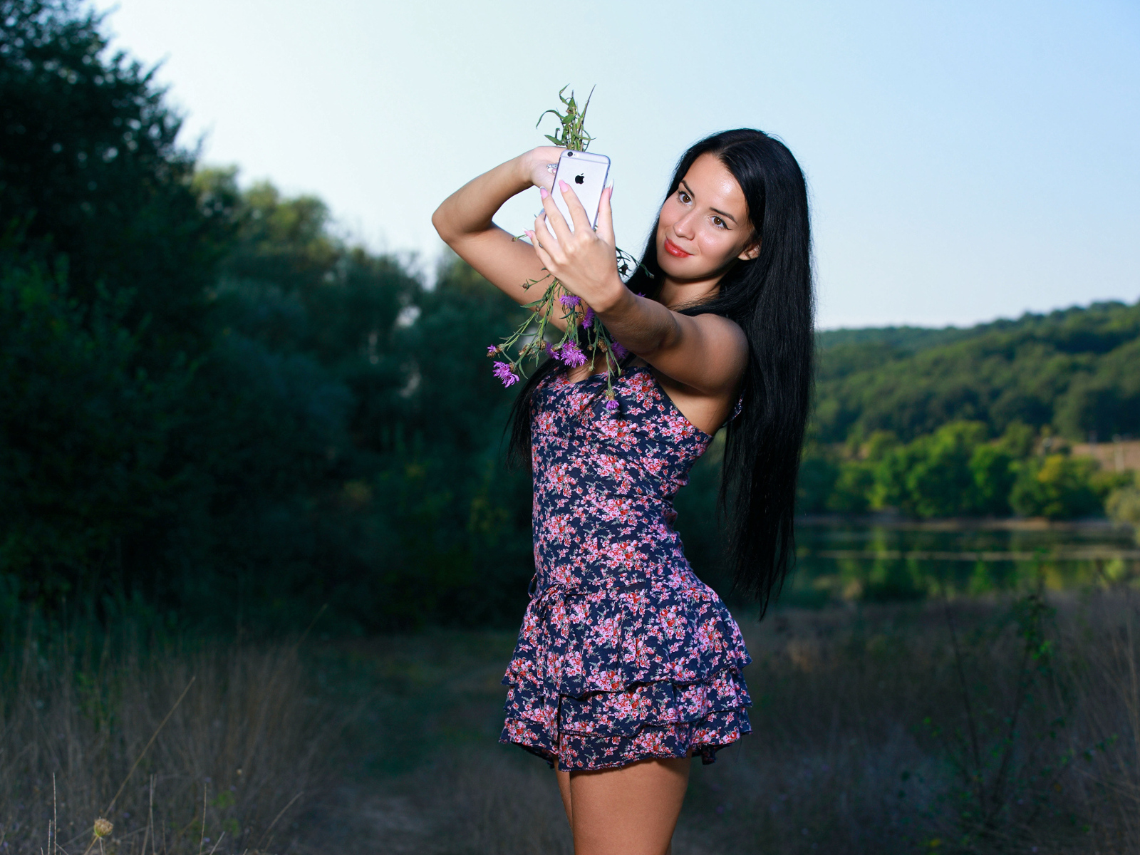 Милая брюнетка в коротком платье делает фото