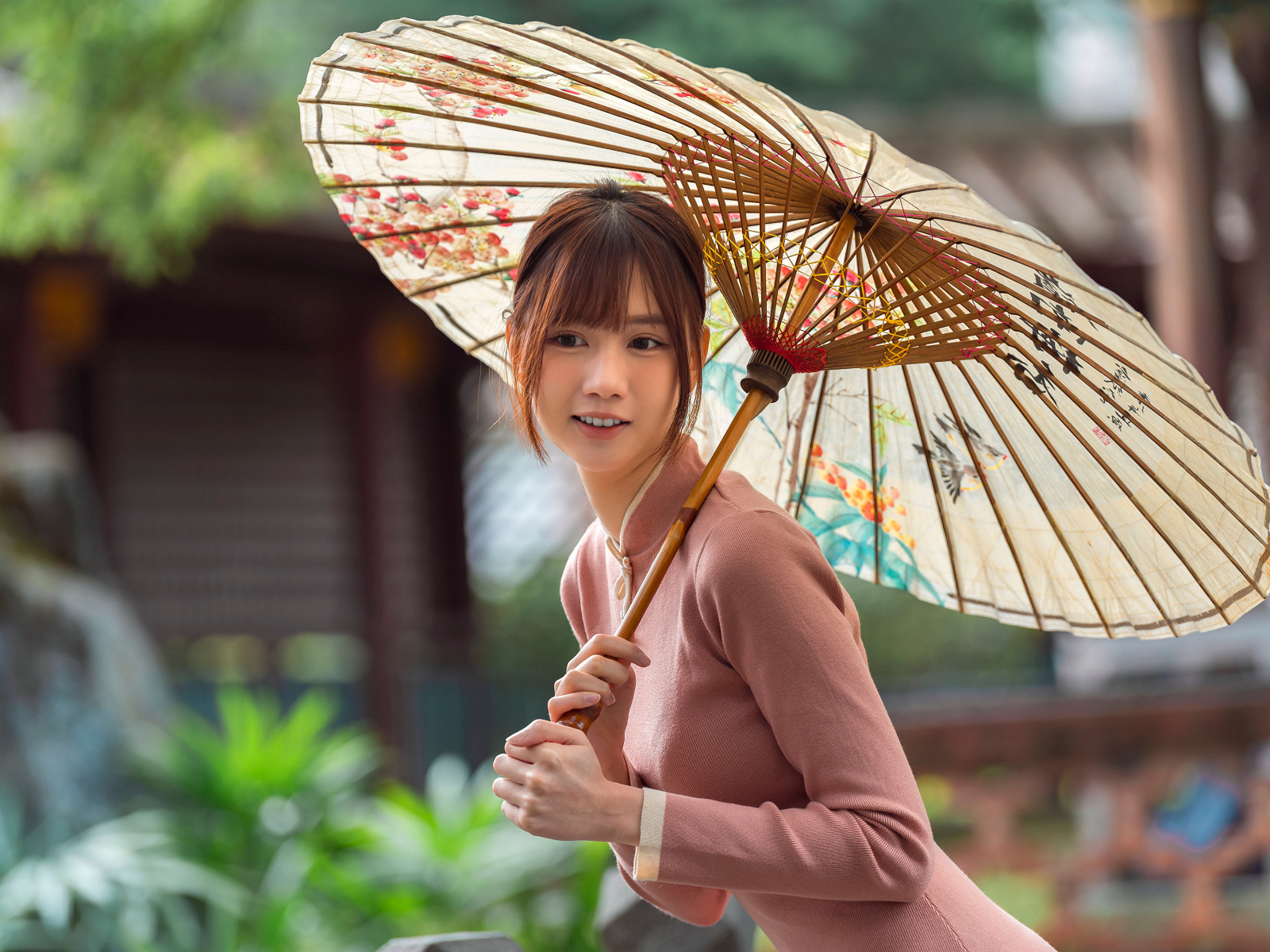 Милая улыбающаяся азиатка с зонтом