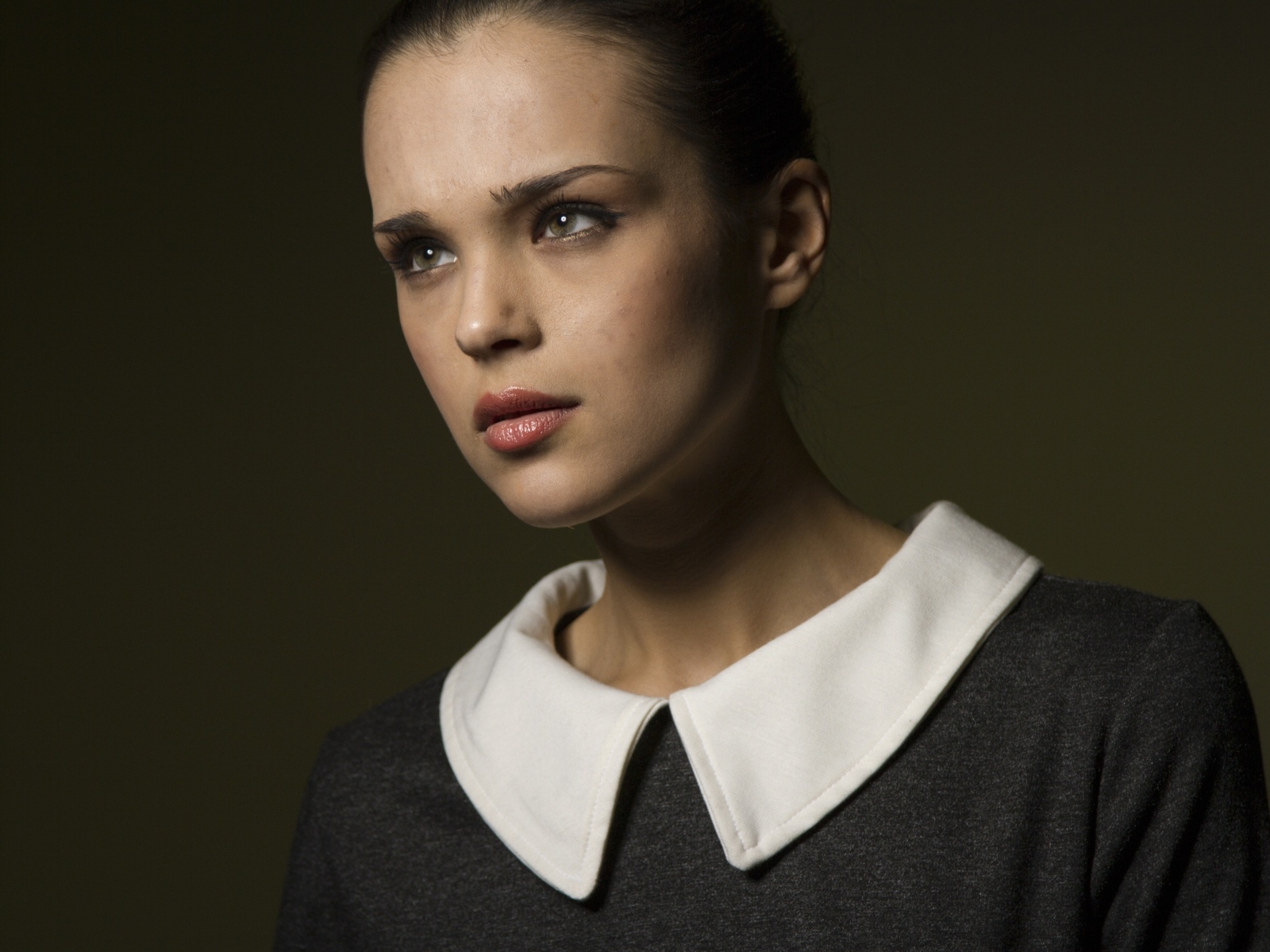 Девушка в платье с белым воротником