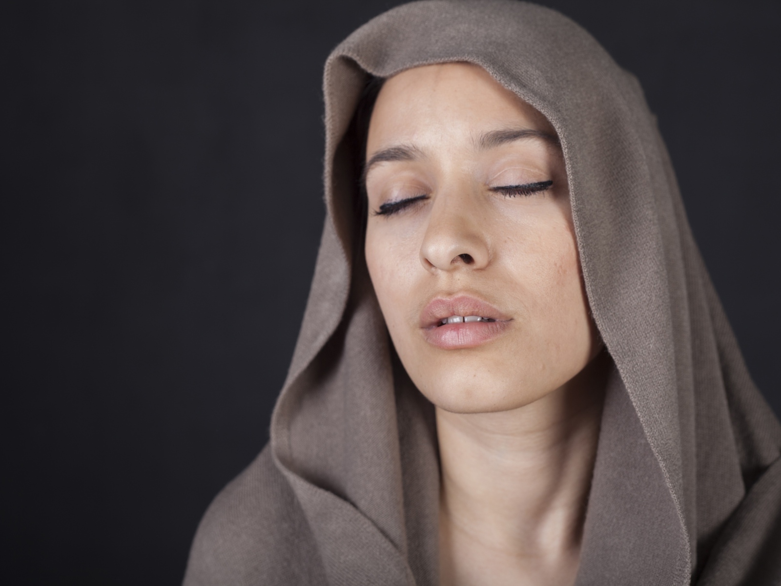 Девушка с закрытыми глазами с покрытой головой