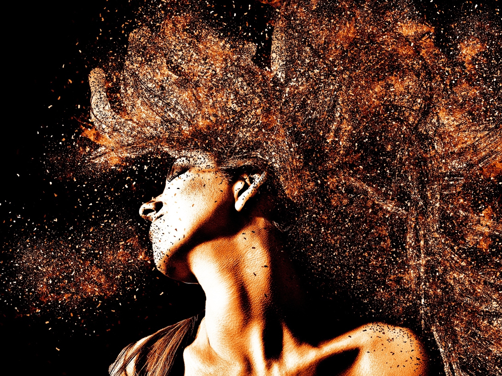 Девушка с блестками в волосах на черном фоне