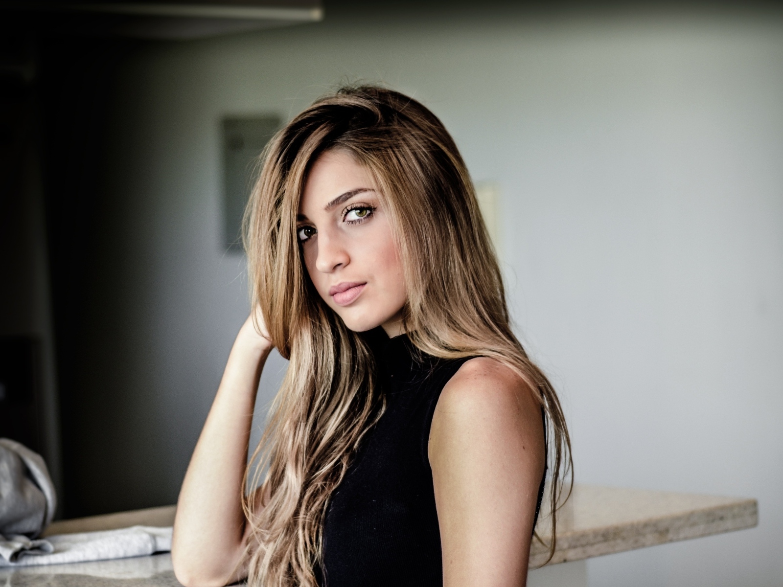 Зеленоглазая девушка в черном