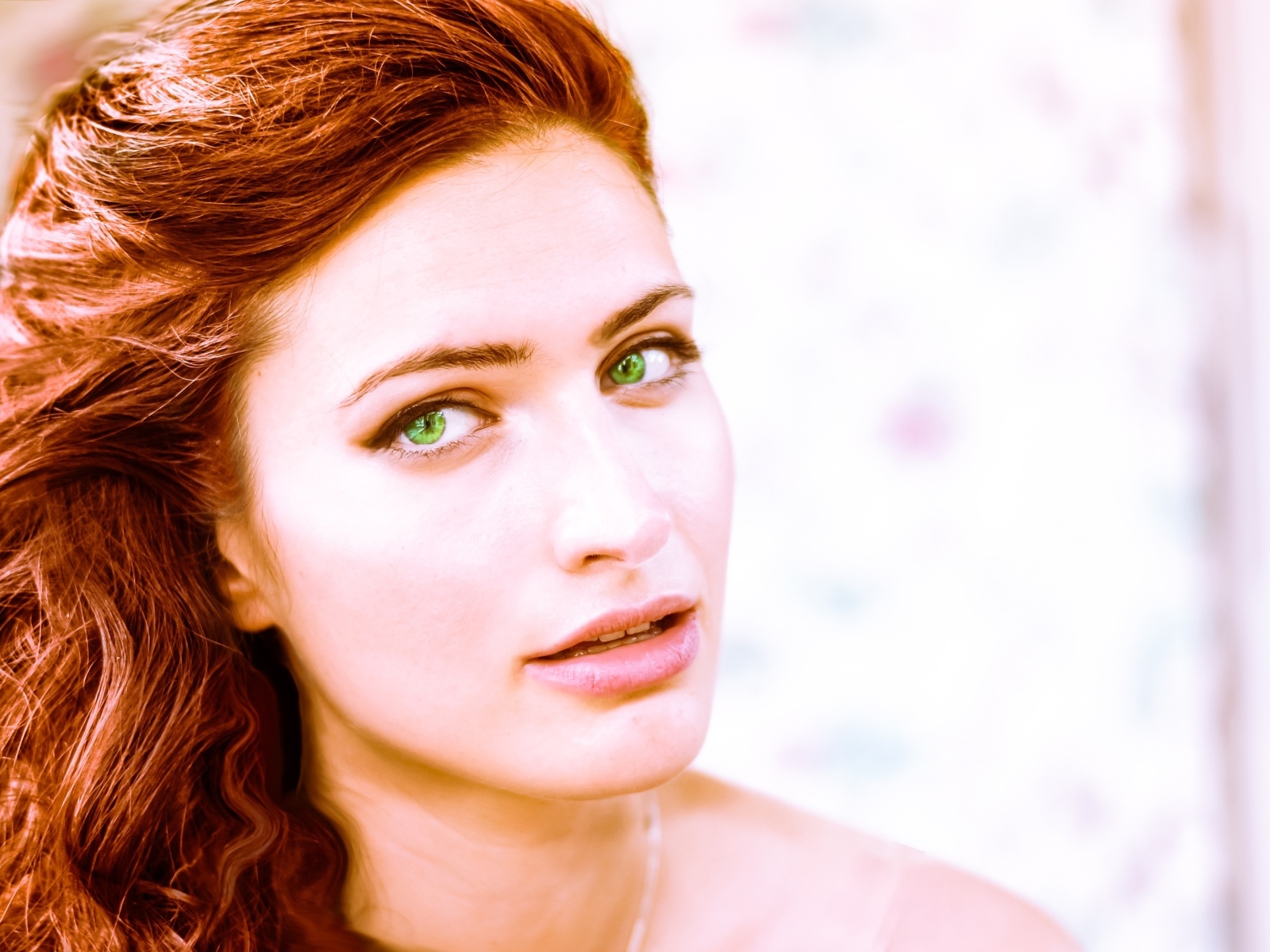 Зеленоглазая рыжеволосая девушка крупным планом