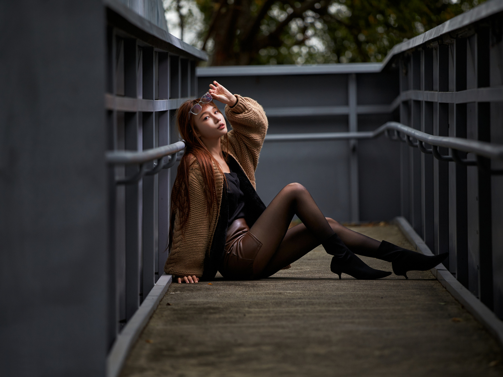 Длинные ноги у молодой азиатки в теплой кофте