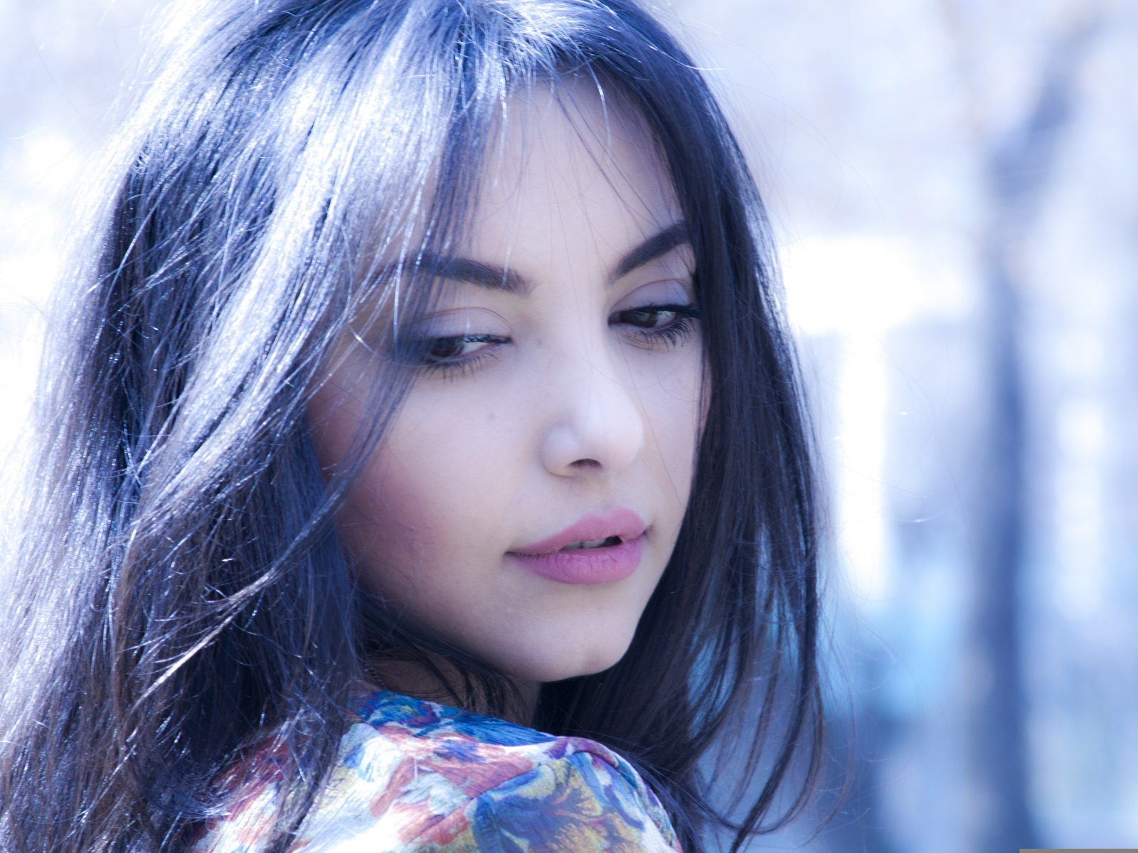 Нежная кареглазая девушка с черными волосами