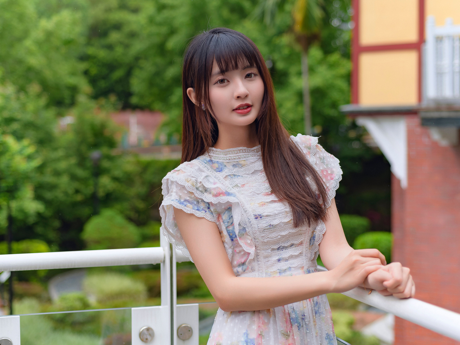 Нежный взгляд молодой длинноволосой азиатки в платье