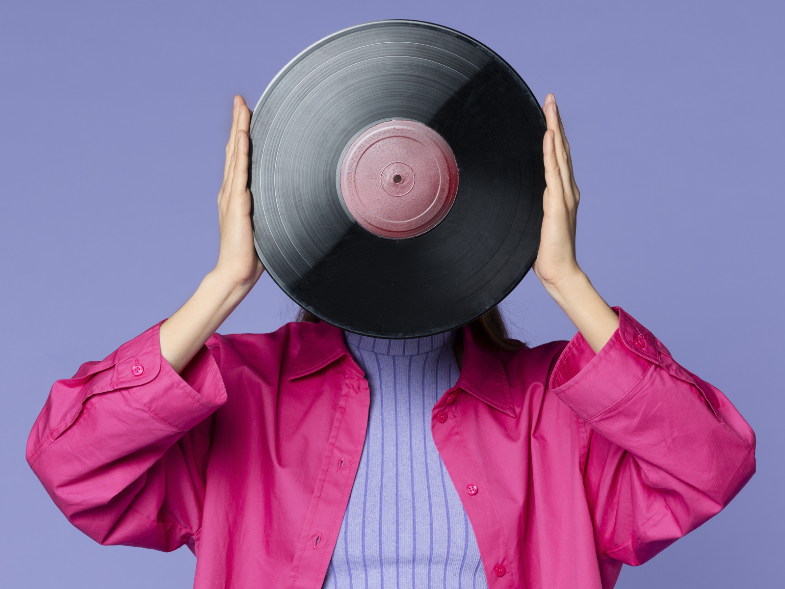 Девушка закрыла лицо пластинкой 