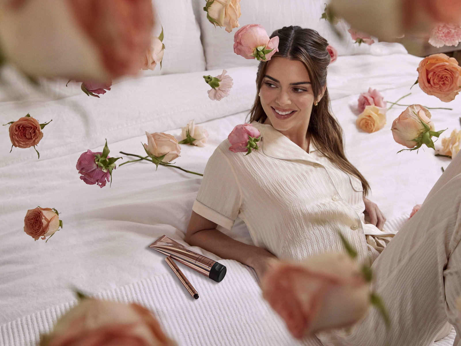 Американская модель Кендалл Дженнер на кровати с цветами