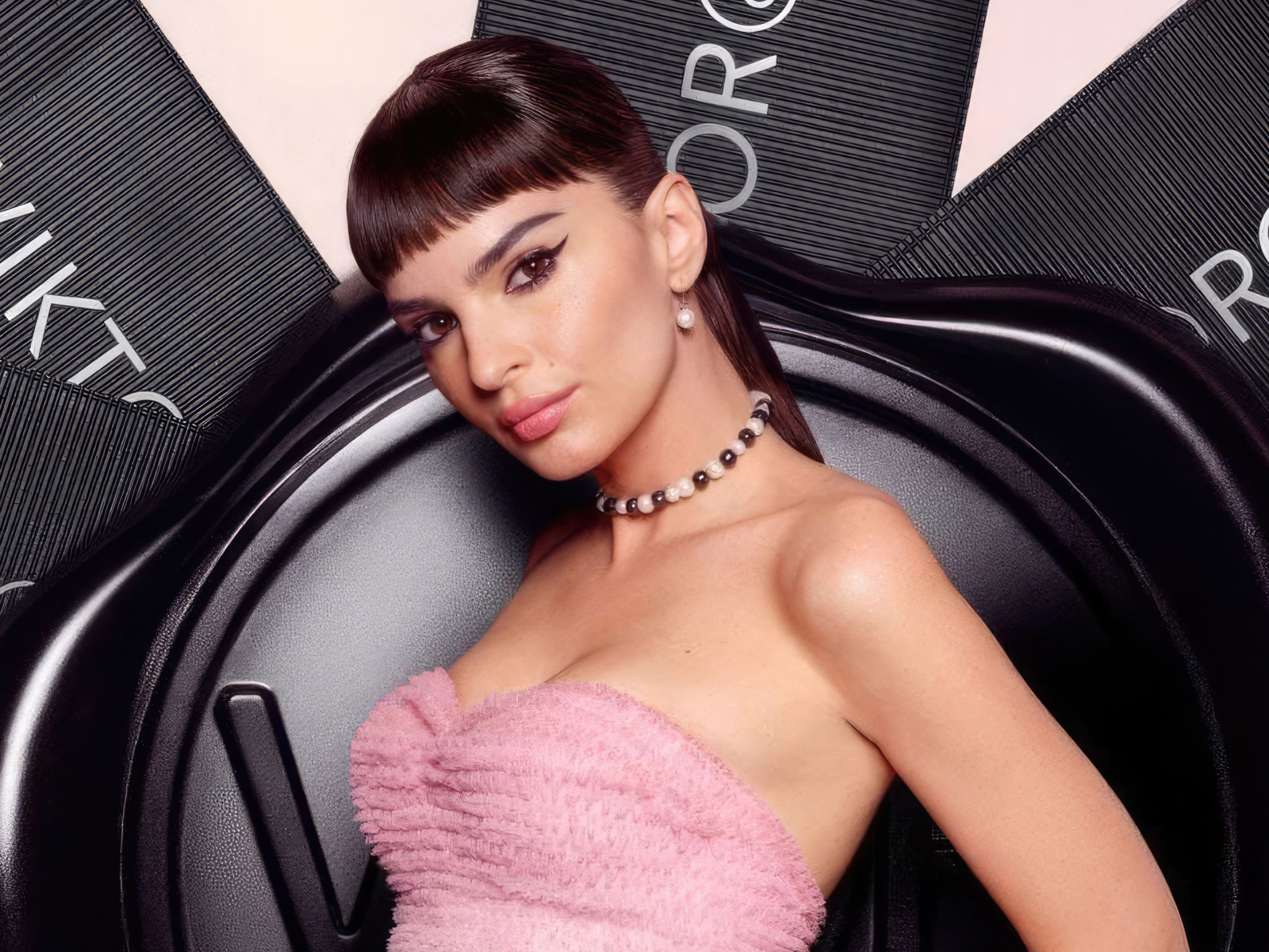 Красивая девушка модель Эмили Ратаковски в розовом наряде