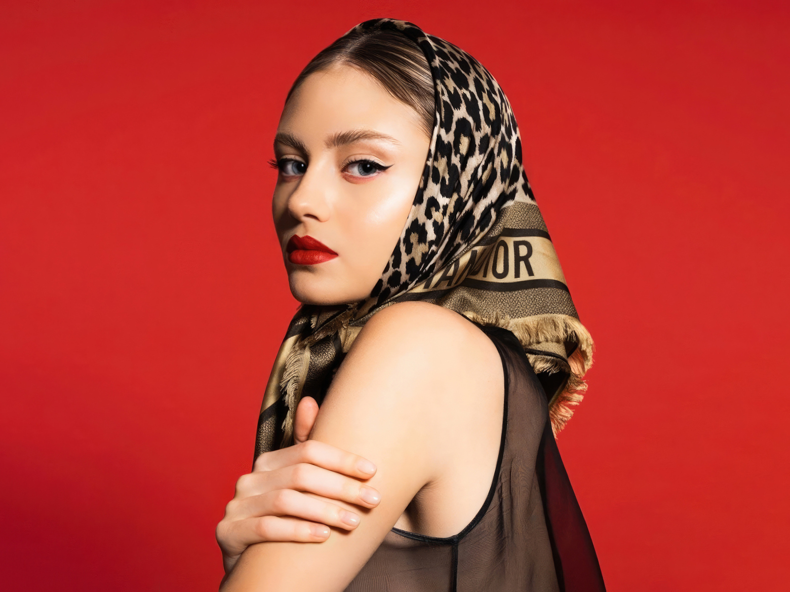 Красивая молодая девушка модель Лени Олуми Клум