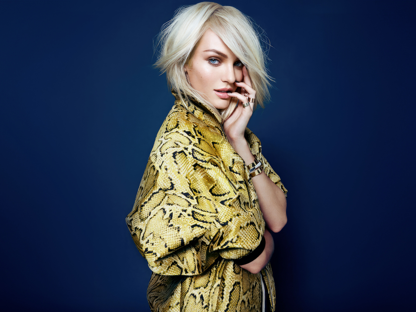 Модель Кэндис Свейнпол на синем фоне