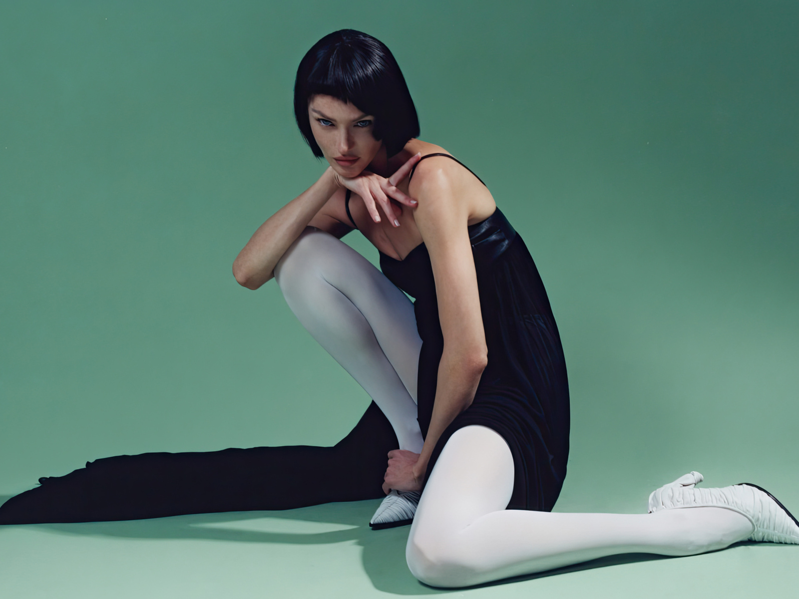 Модель Кэндис Свейнпол с короткими черными волосами