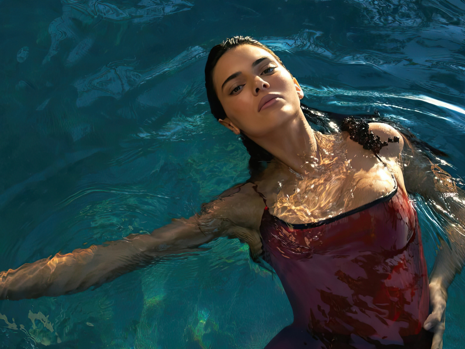 Модель Кендалл Дженнер лежит в бассейне