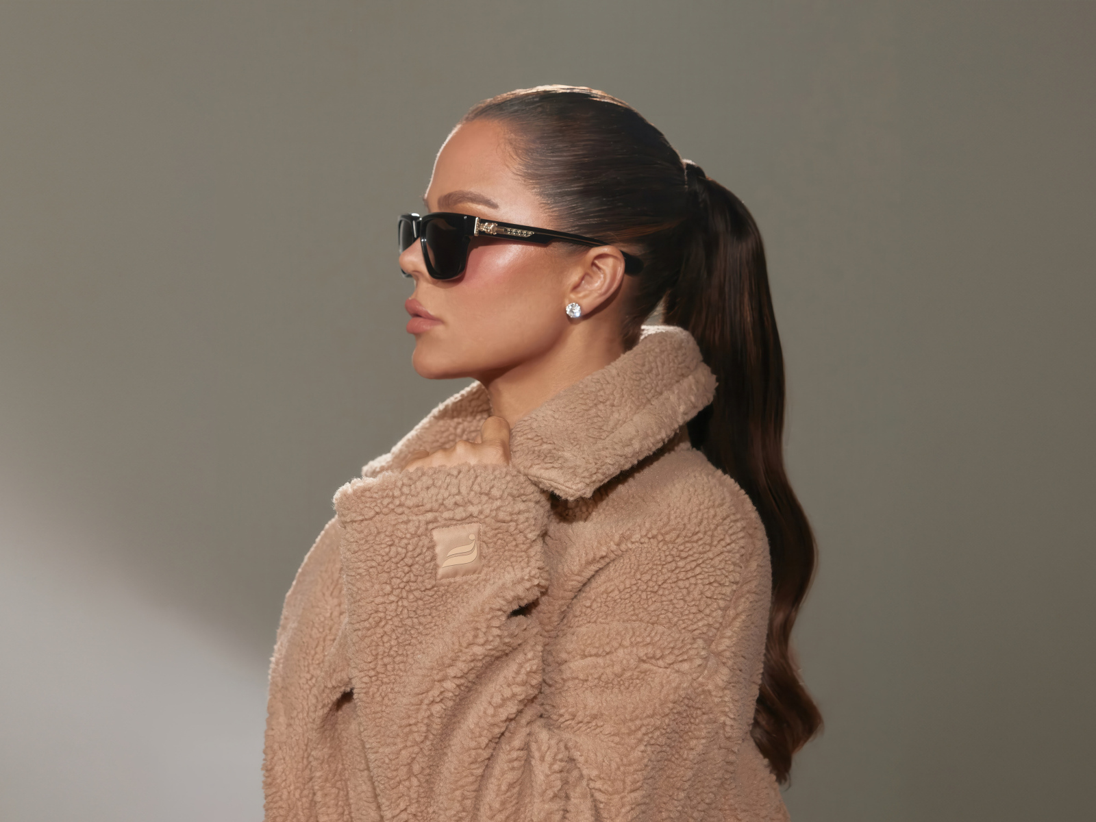 Модель Клои Кардашьян в шубе и черных очках