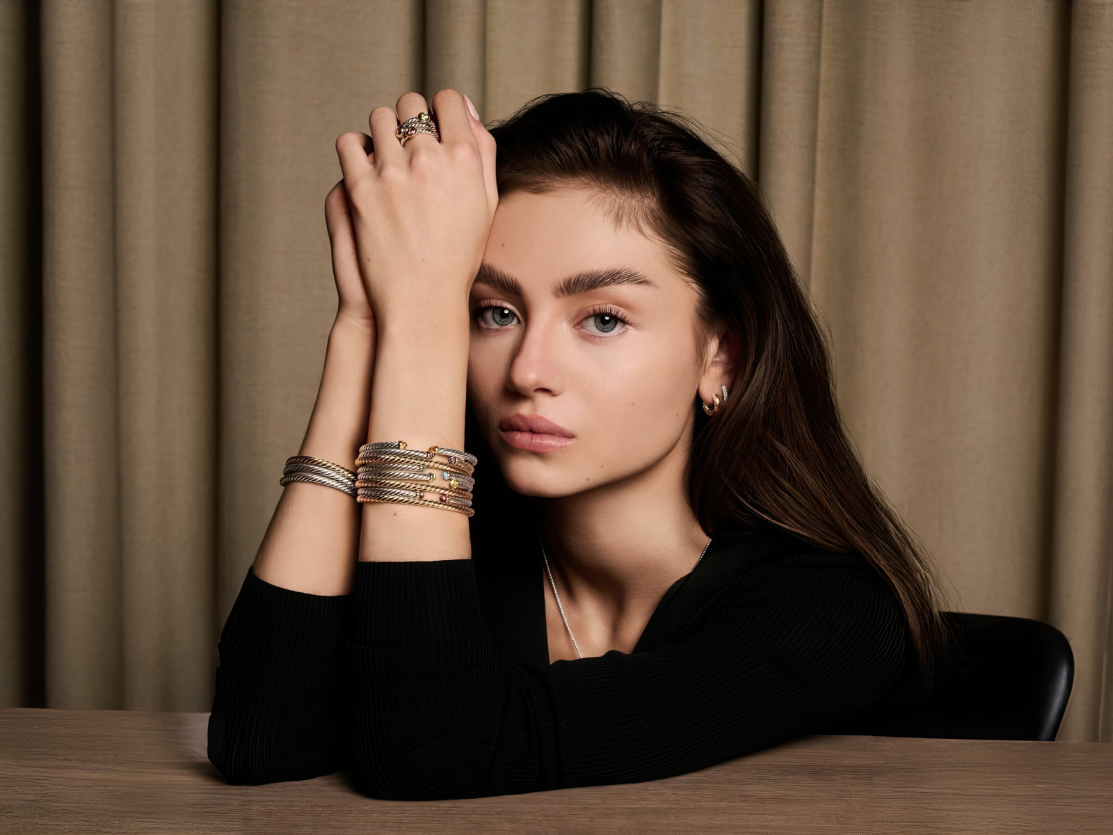 Молодая модель Лени Олуми Клум  с красивыми глазами