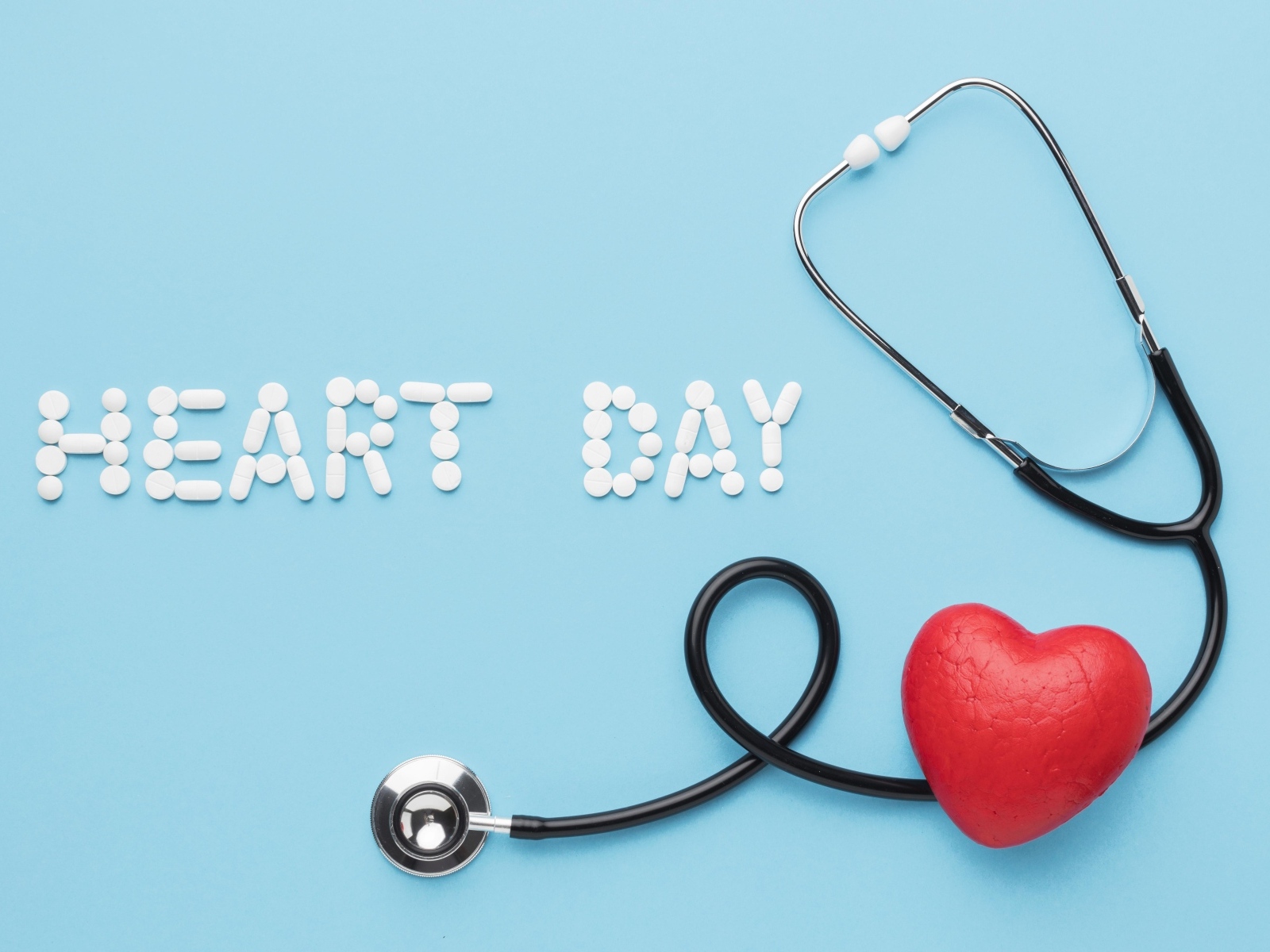 Открытка на голубом фоне на День сердца