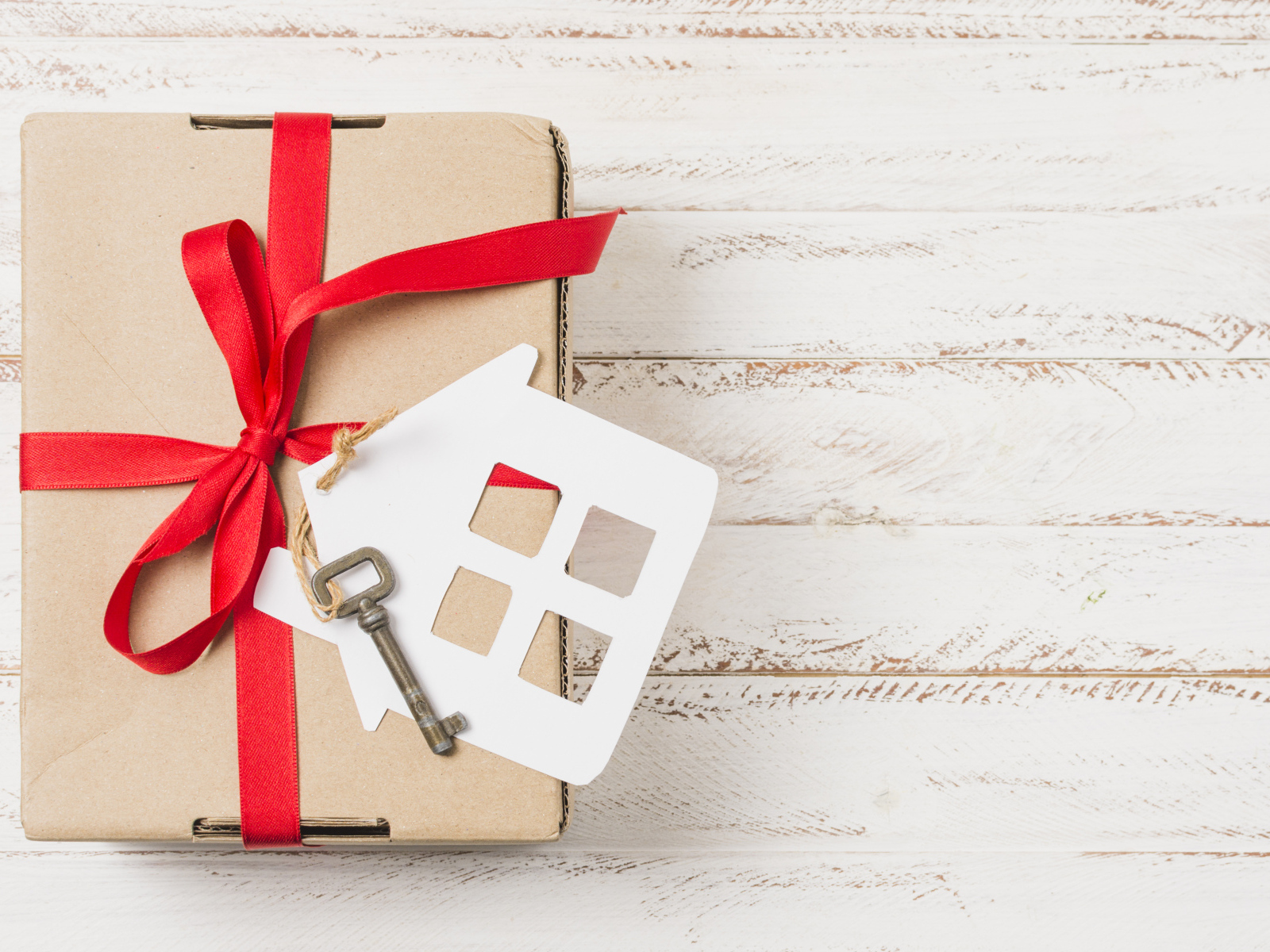 Подарок с ключом от квартиры на столе