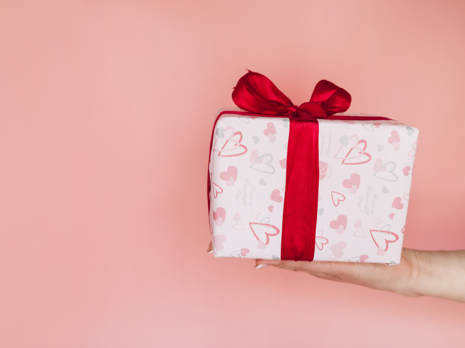 Девушка держит коробку с подарком