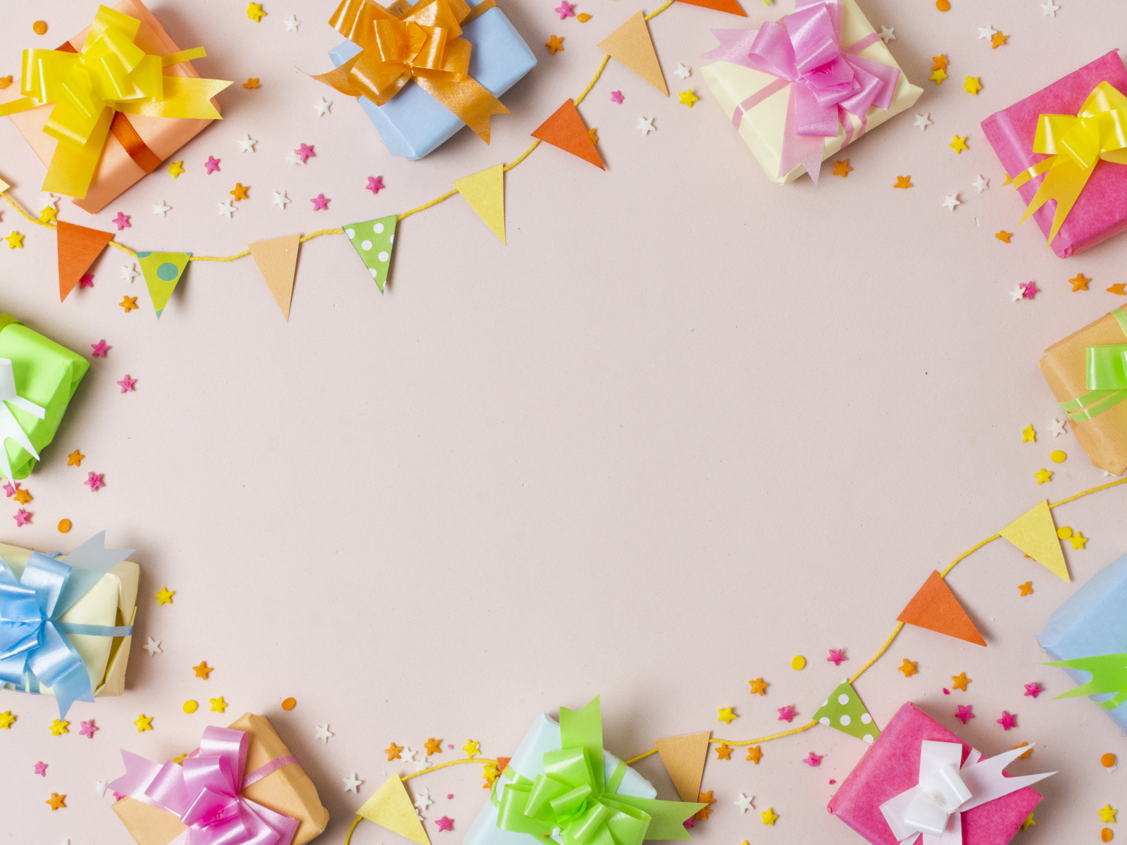 Много подарком на сером столе