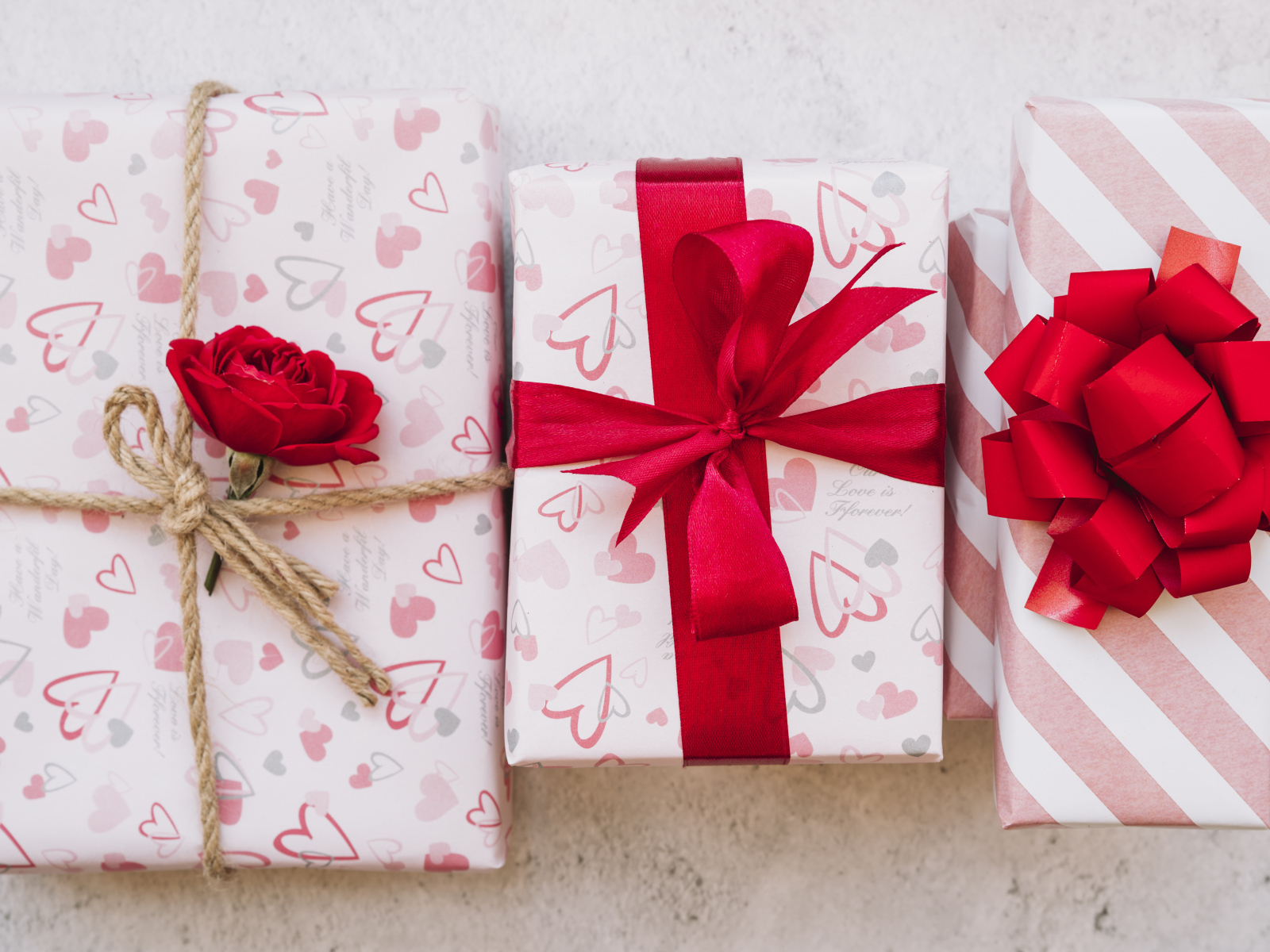 Три коробки с подарками на столе