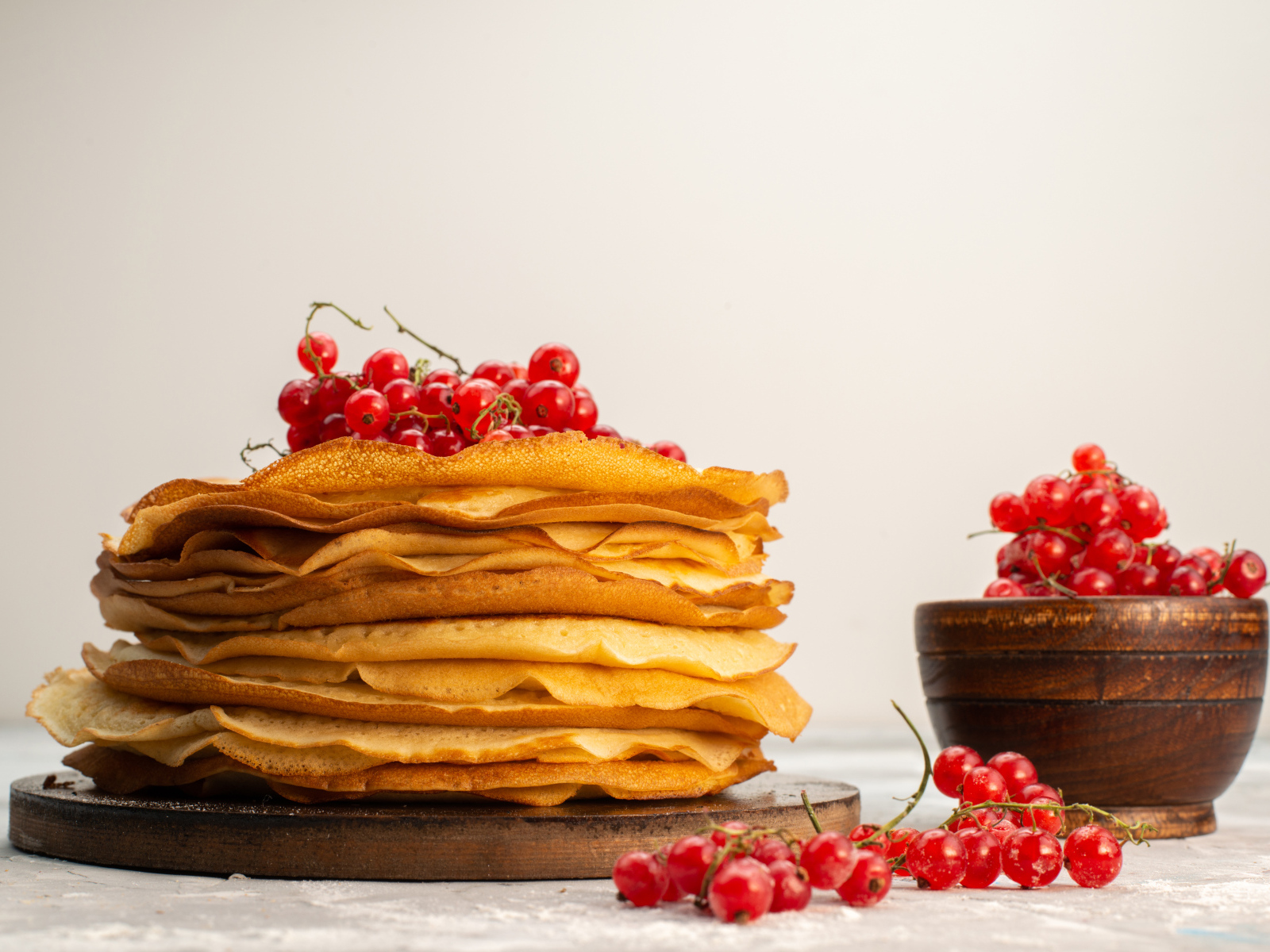 Сладкие тонкие блины с красной смородиной на Масленицу