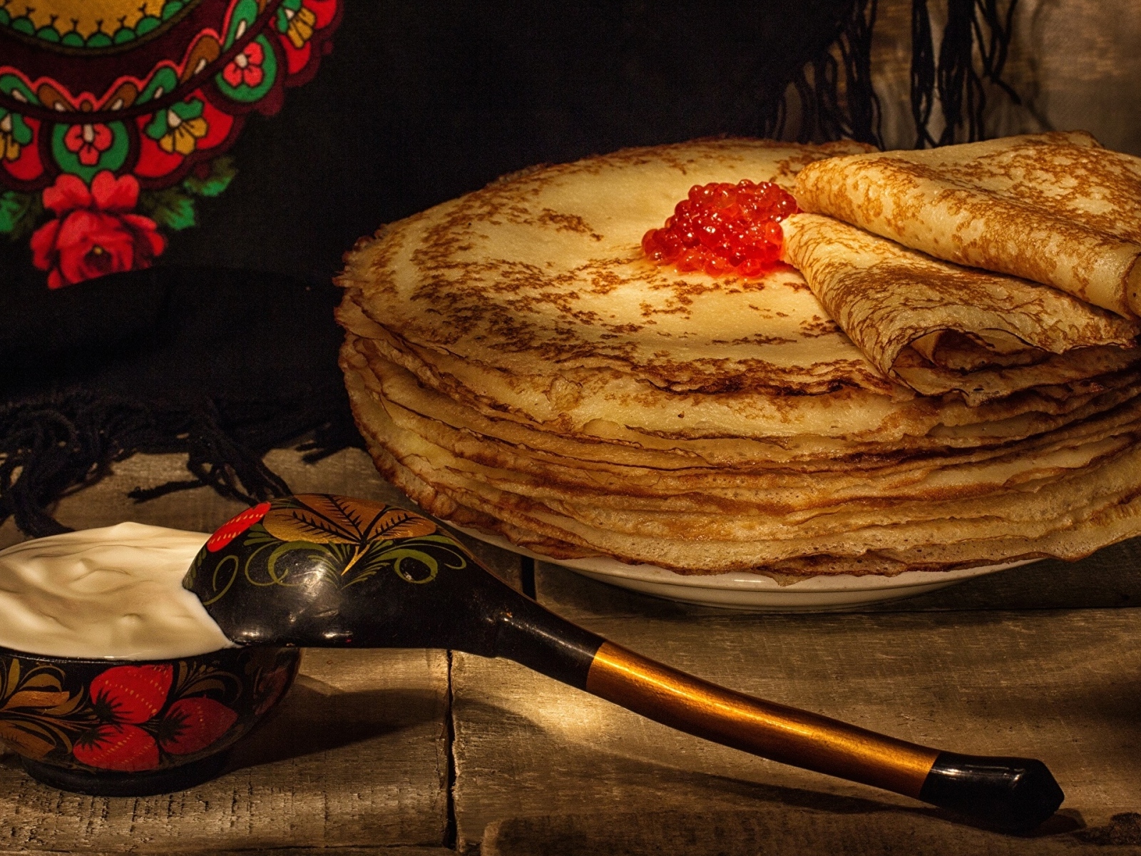 Тонкие блинчики с икрой и деревянной ложкой на Масленицу