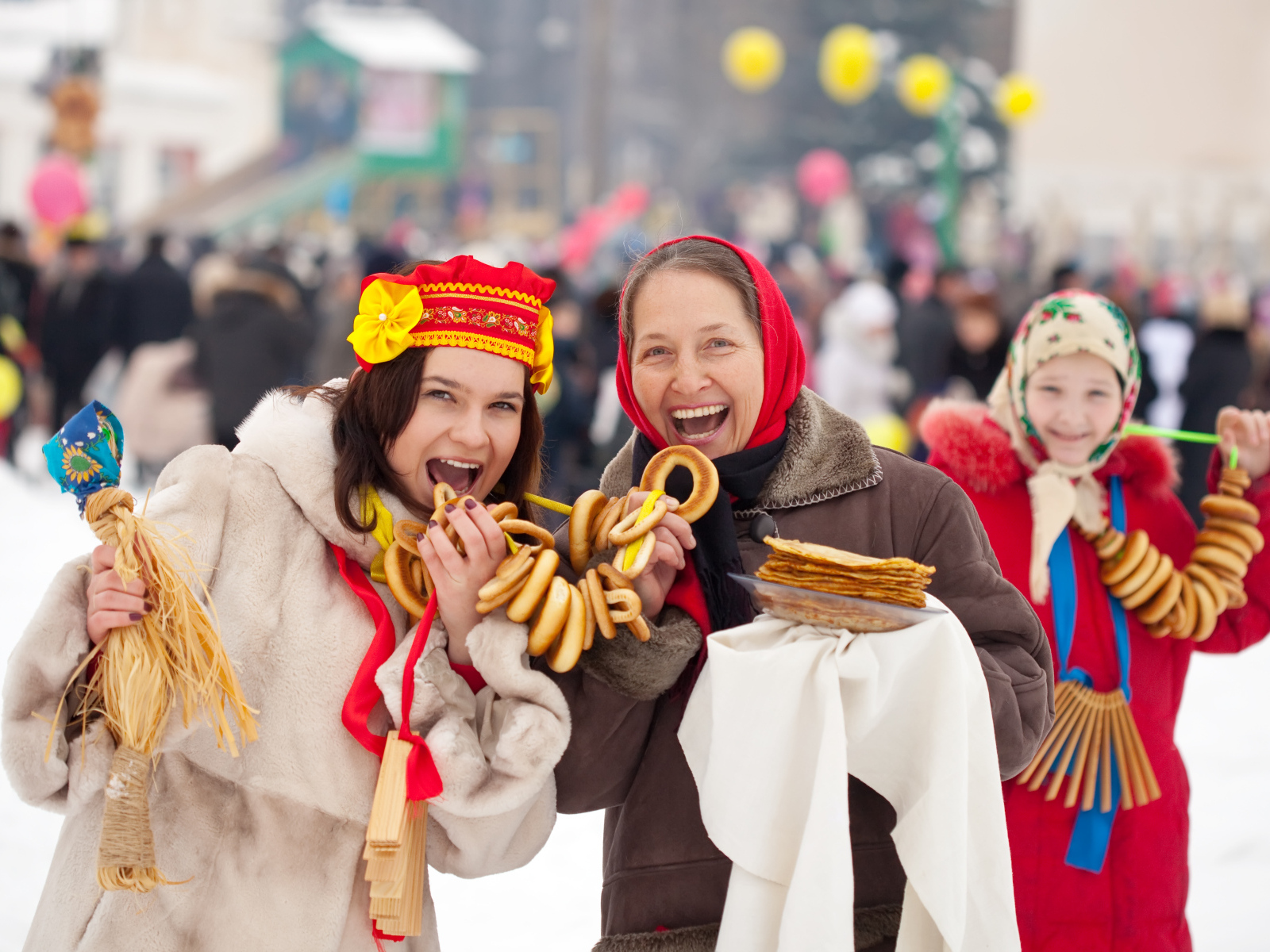 Женщины с угощениями на праздник Масленица