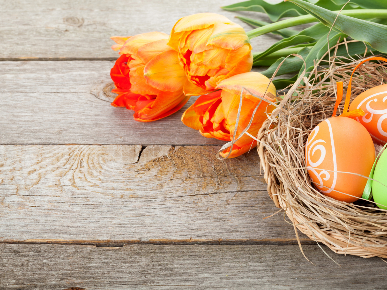 Крашеные яйца с оранжевыми тюльпанами на Пасху 2024