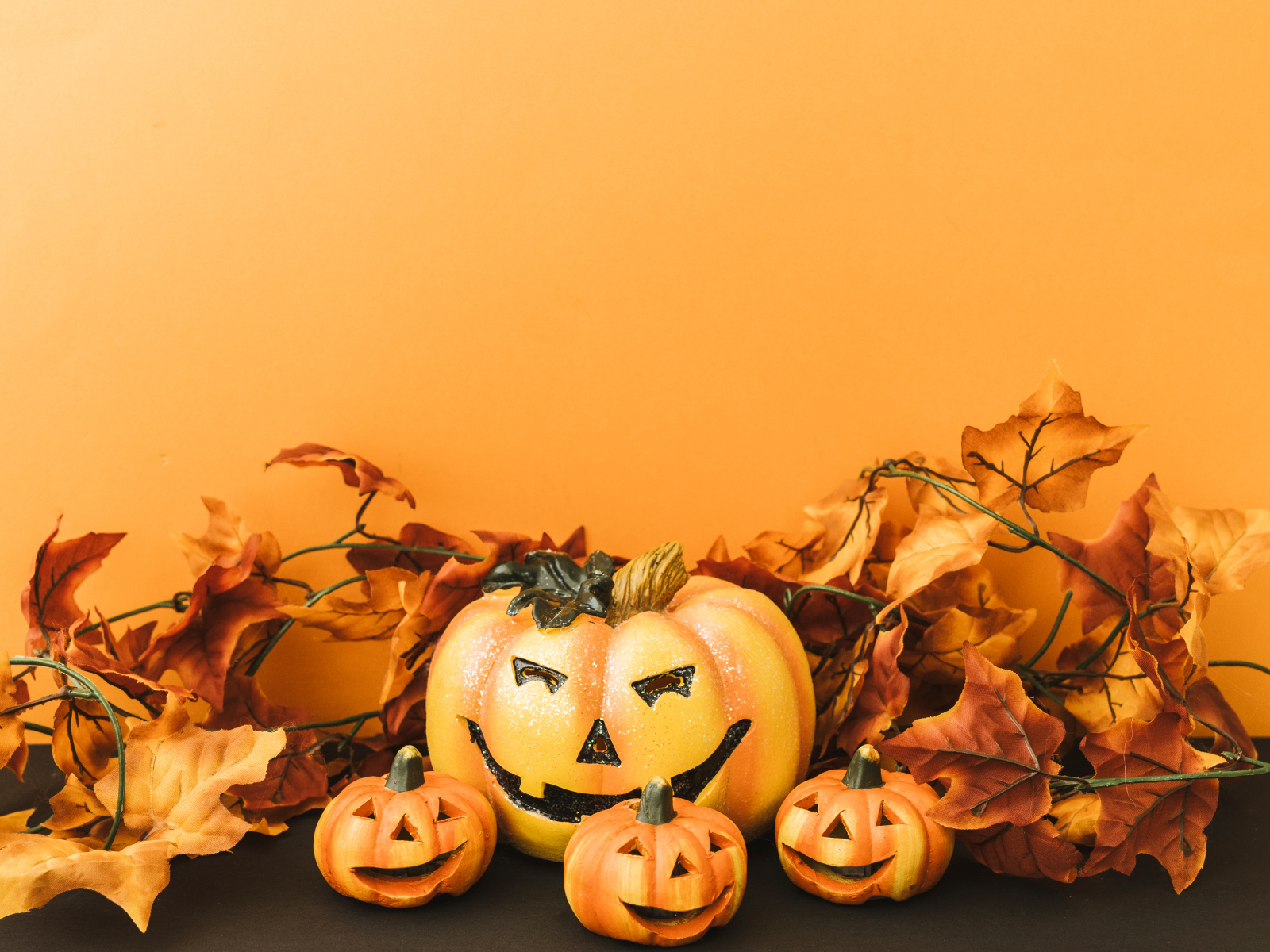 Композиция на оранжевом фоне на праздник Хэллоуин
