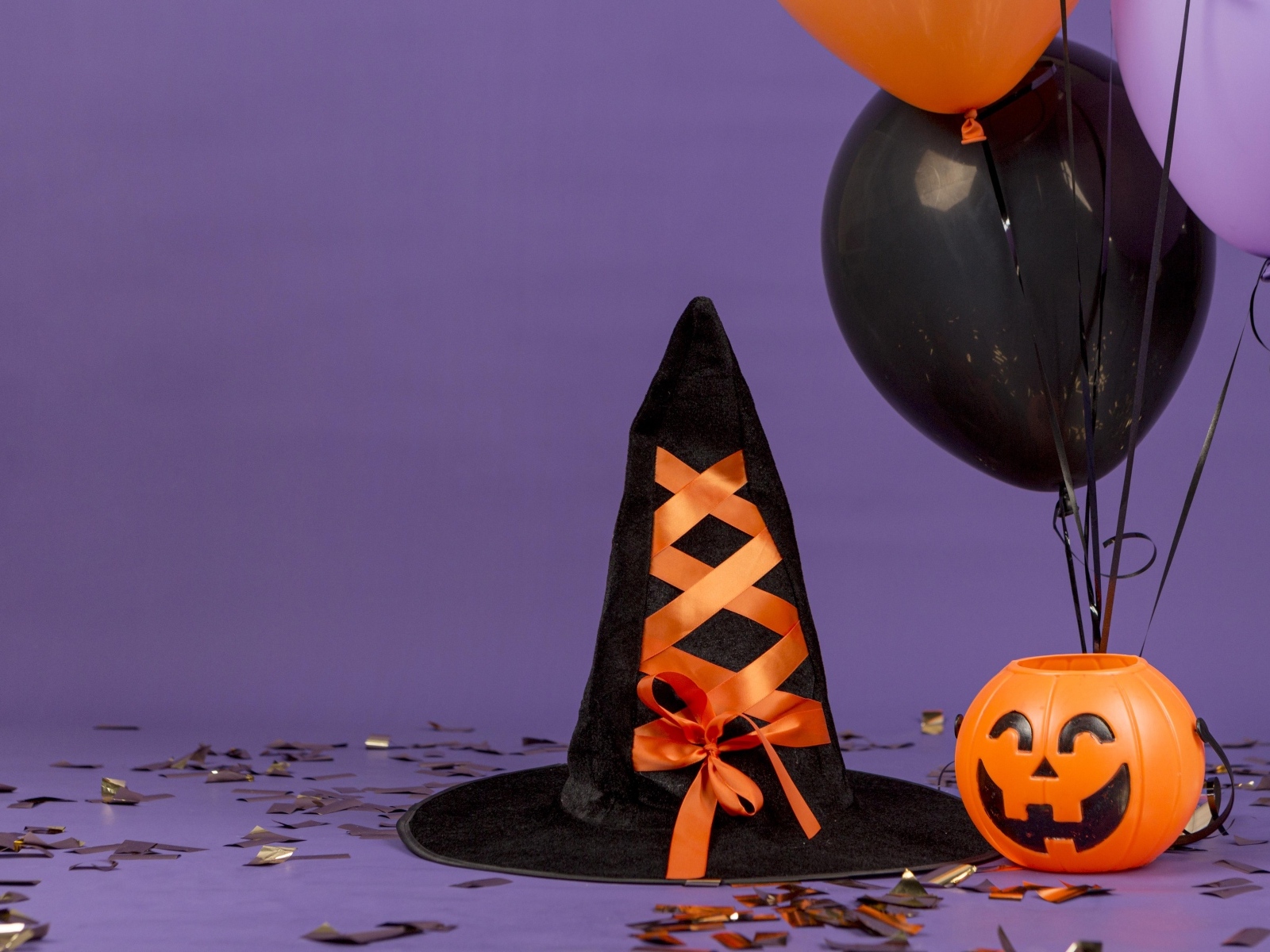 Декор для праздника Хэллоуин на фиолетовом фоне
