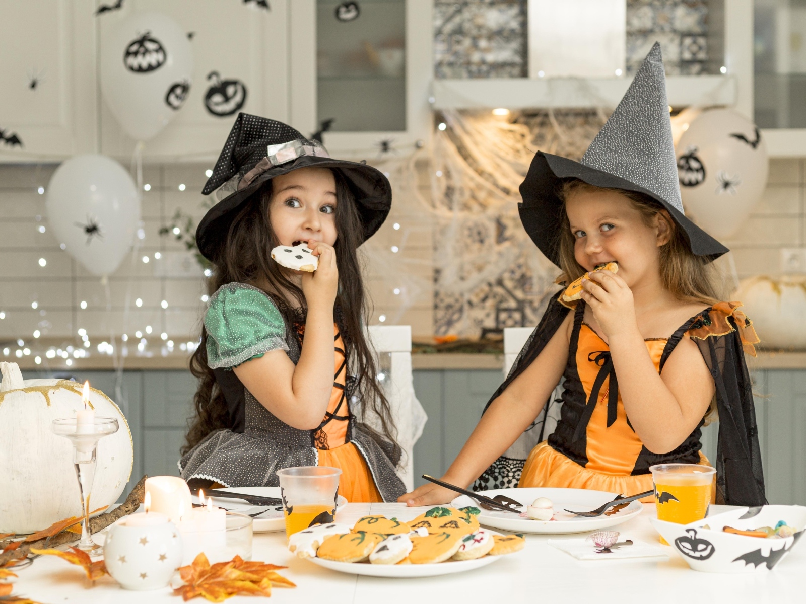 Две маленькие девочки в костюмах на Хэллоуин