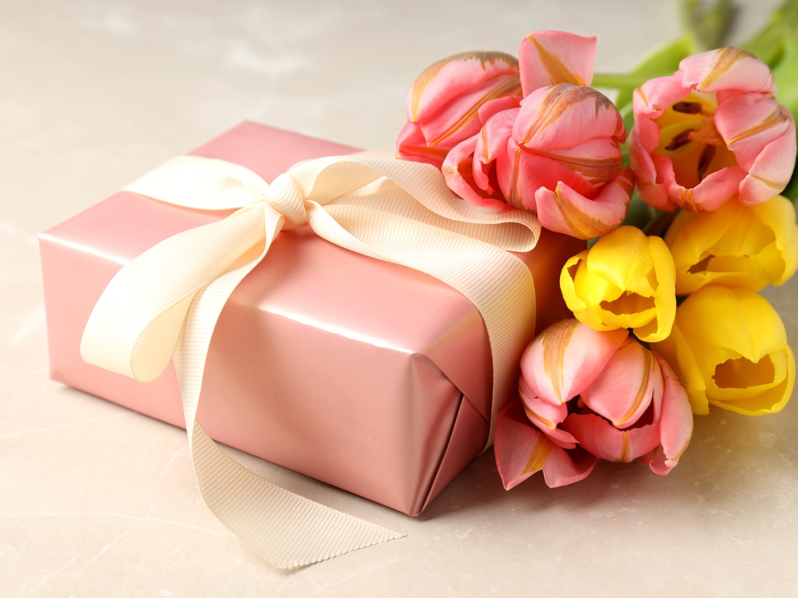 Красивый букет тюльпанов и коробка с подарком для любимой девушки на  8 марта