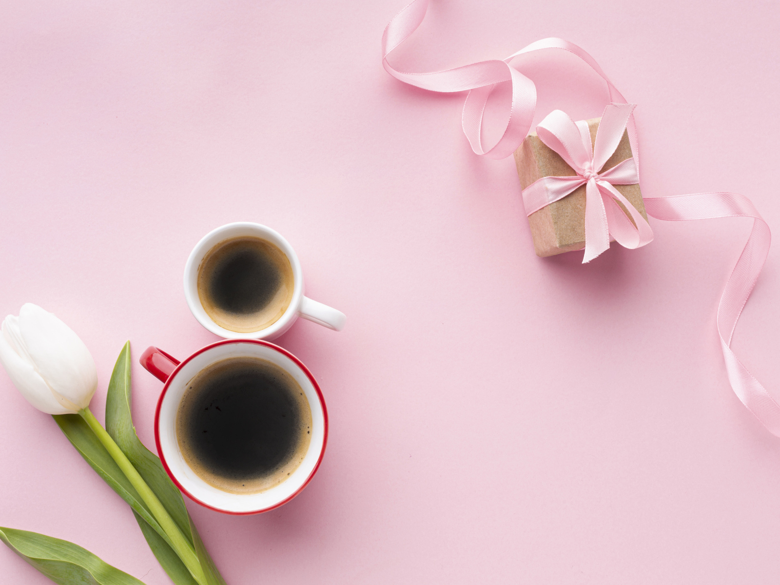 Две кружки кофе, тюльпан и подарок для любимой на 8 марта