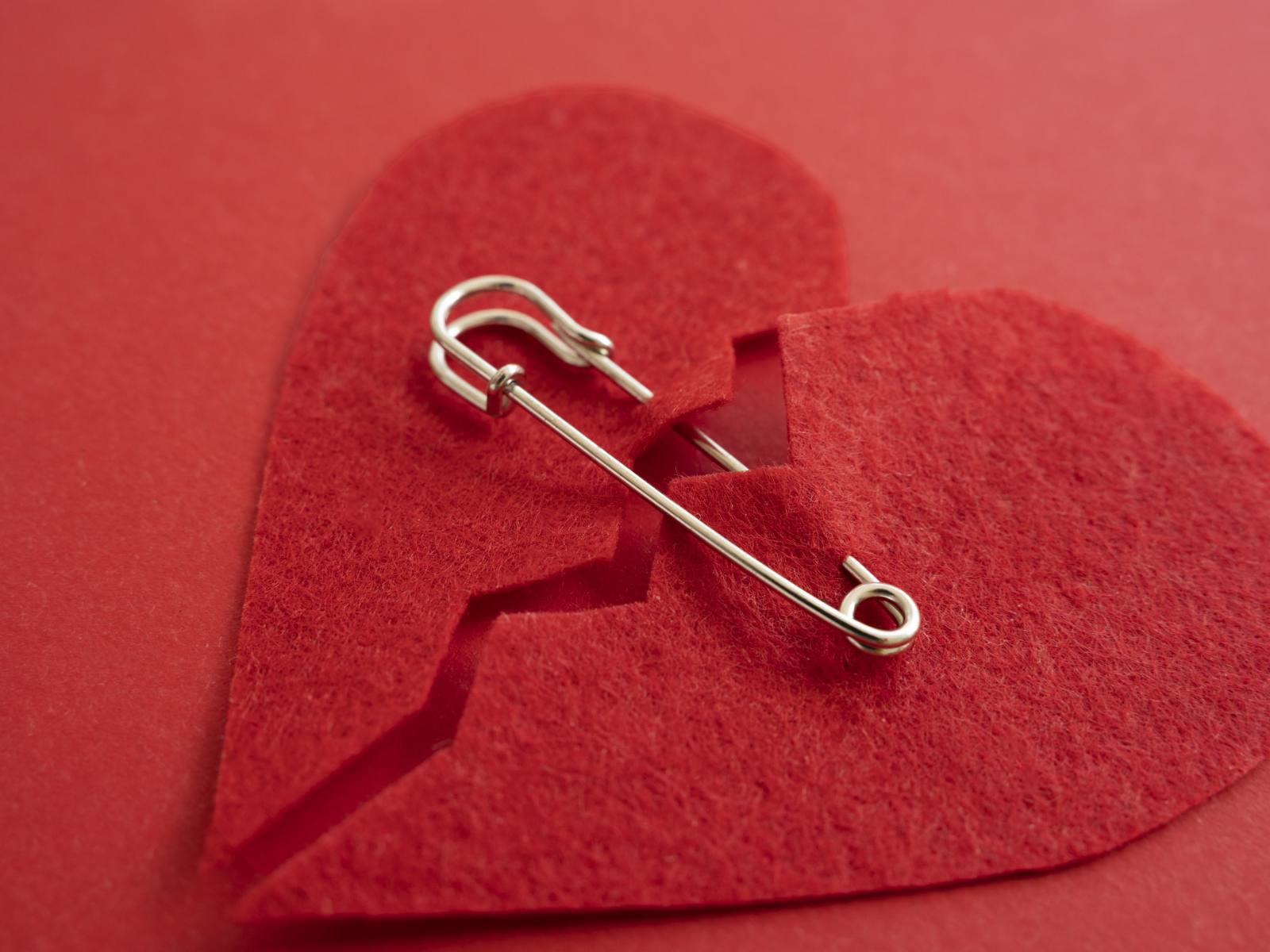 Разбитое сердце скрепили английской булавкой