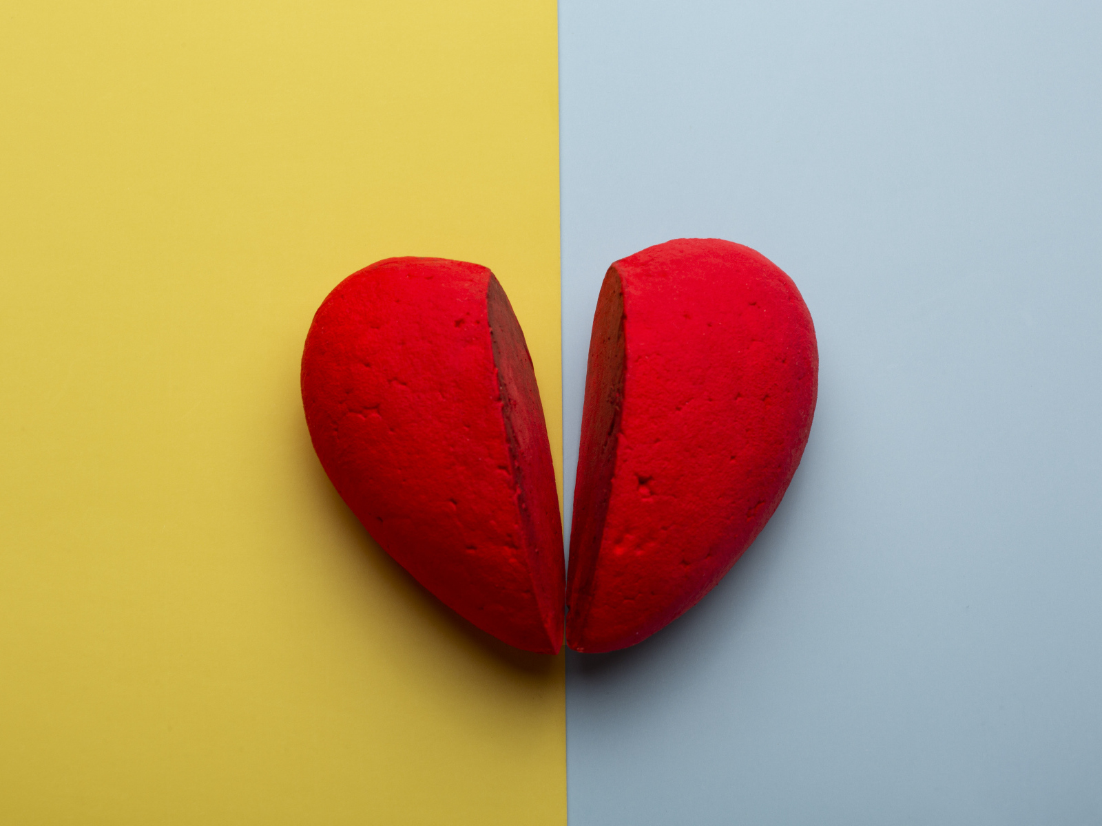 Разбитое красное сердце