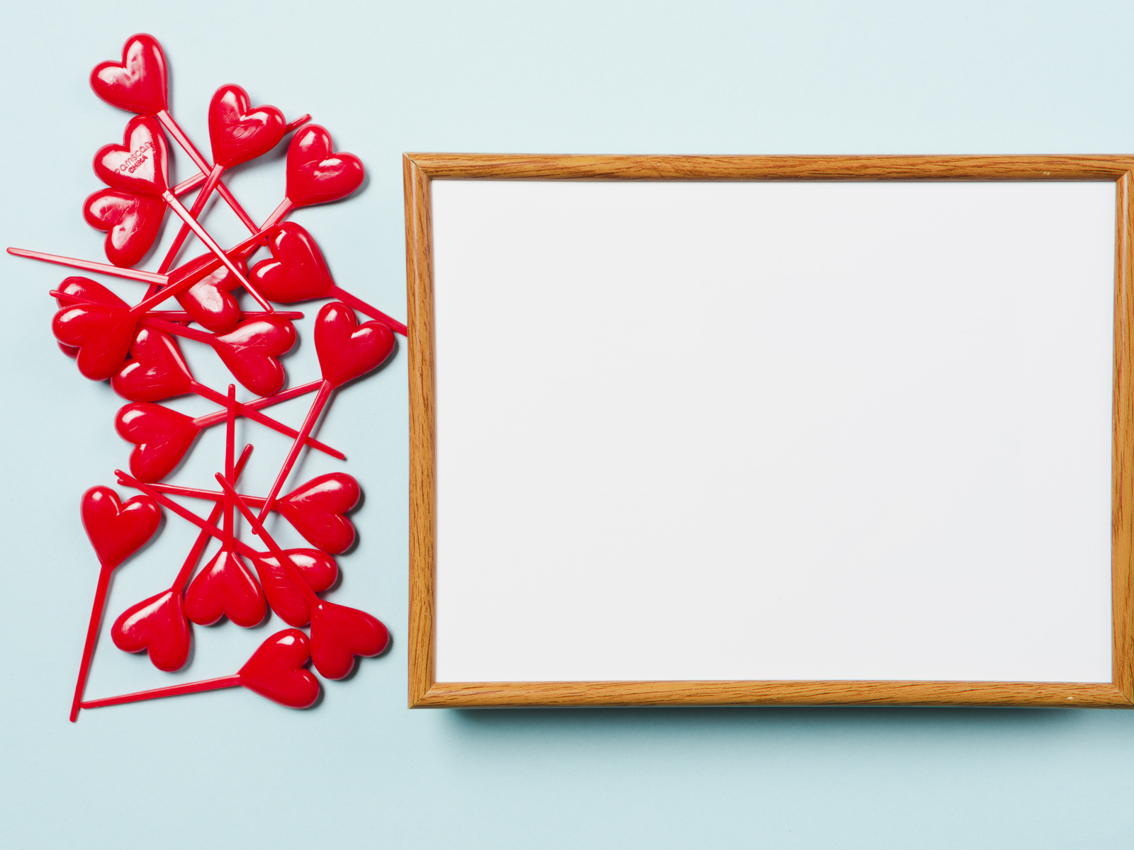 Рамка и красные сердечки на голубом фоне, шаблон открытки