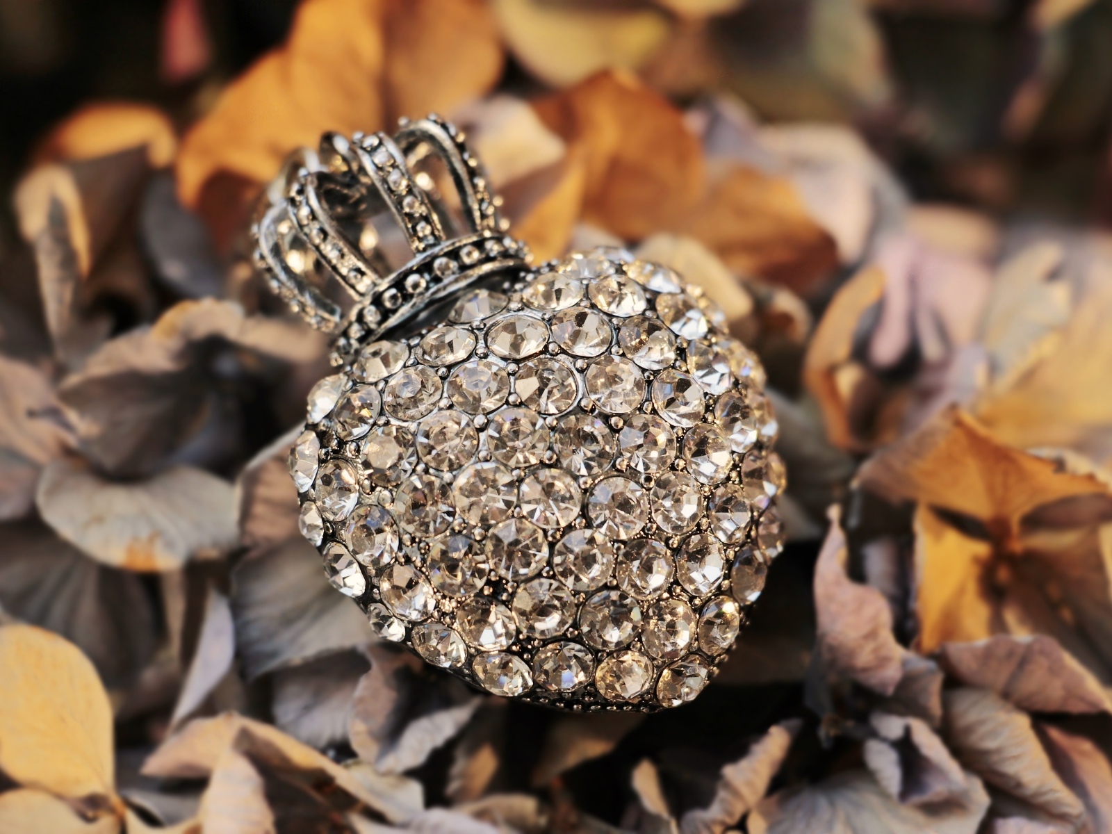 Кулон в форме сердца с короной  усыпан камнями