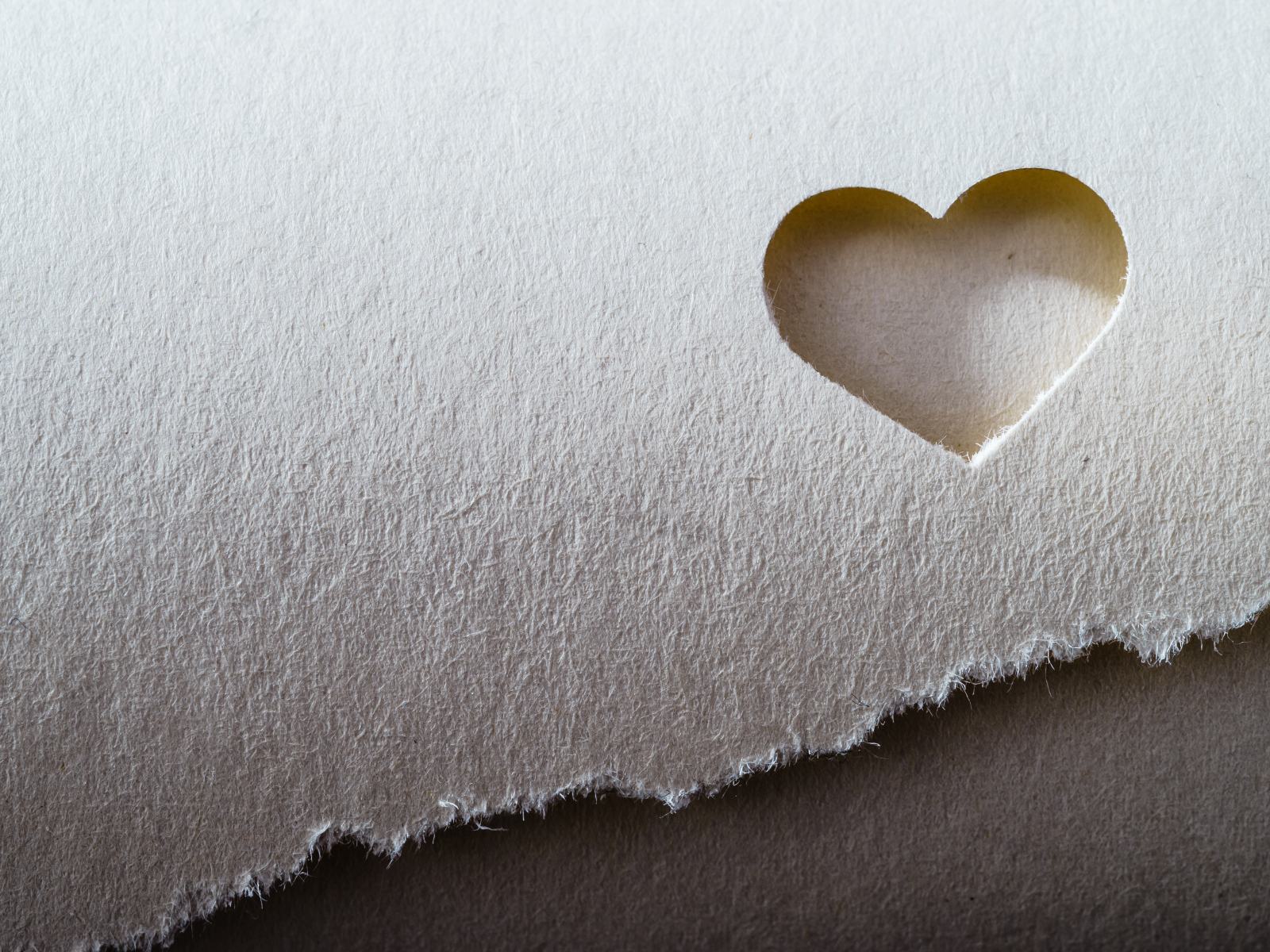 Дырка в бумаге в форме сердца