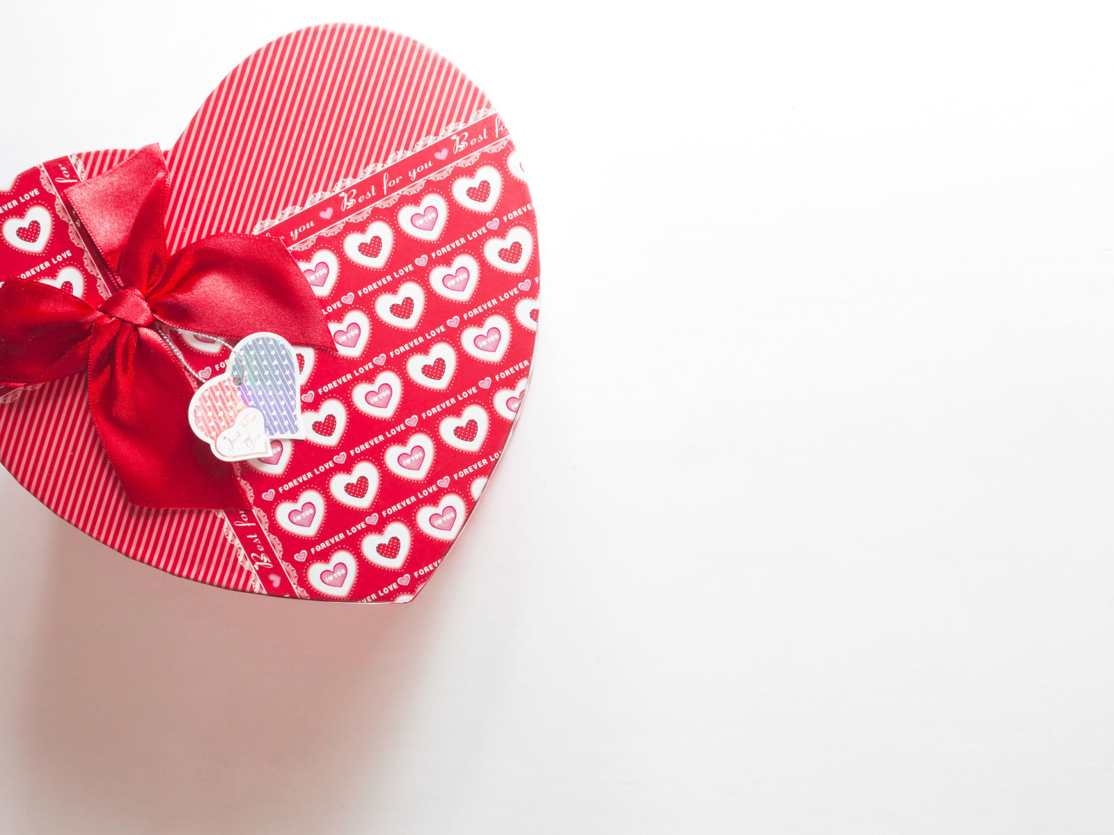 Большая подарочная коробка в форме сердца на белом фоне
