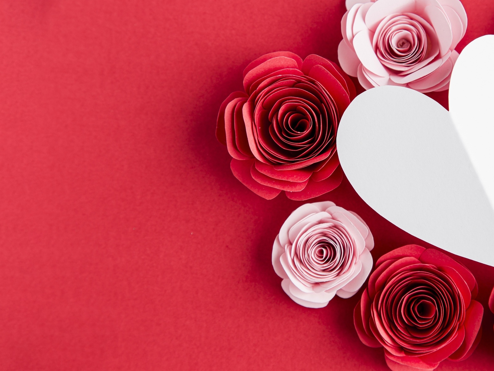 Бумажные розы с сердцем на красном фоне