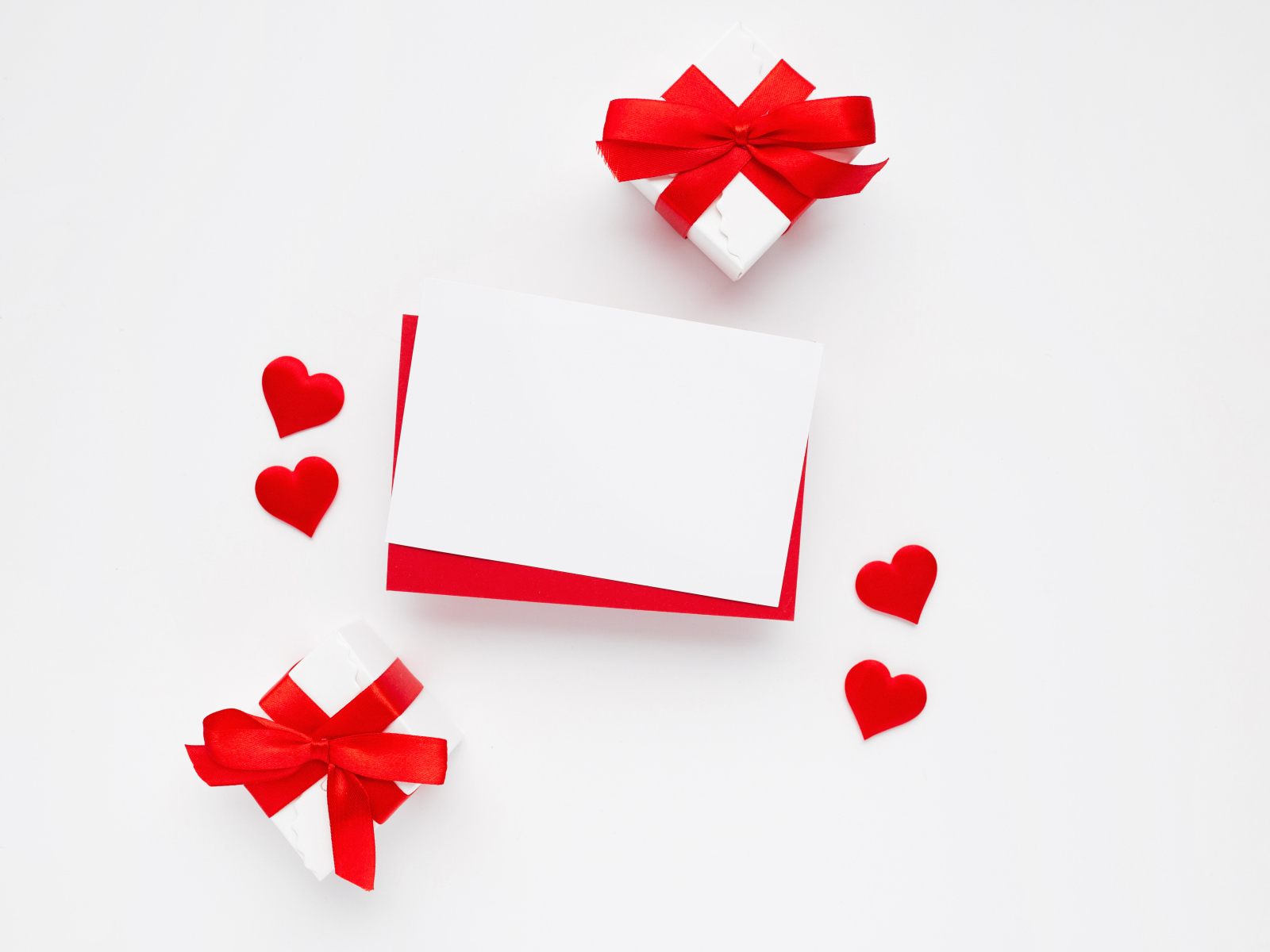 Красные сердечки, лист бумаги и подарки для шаблона открытки